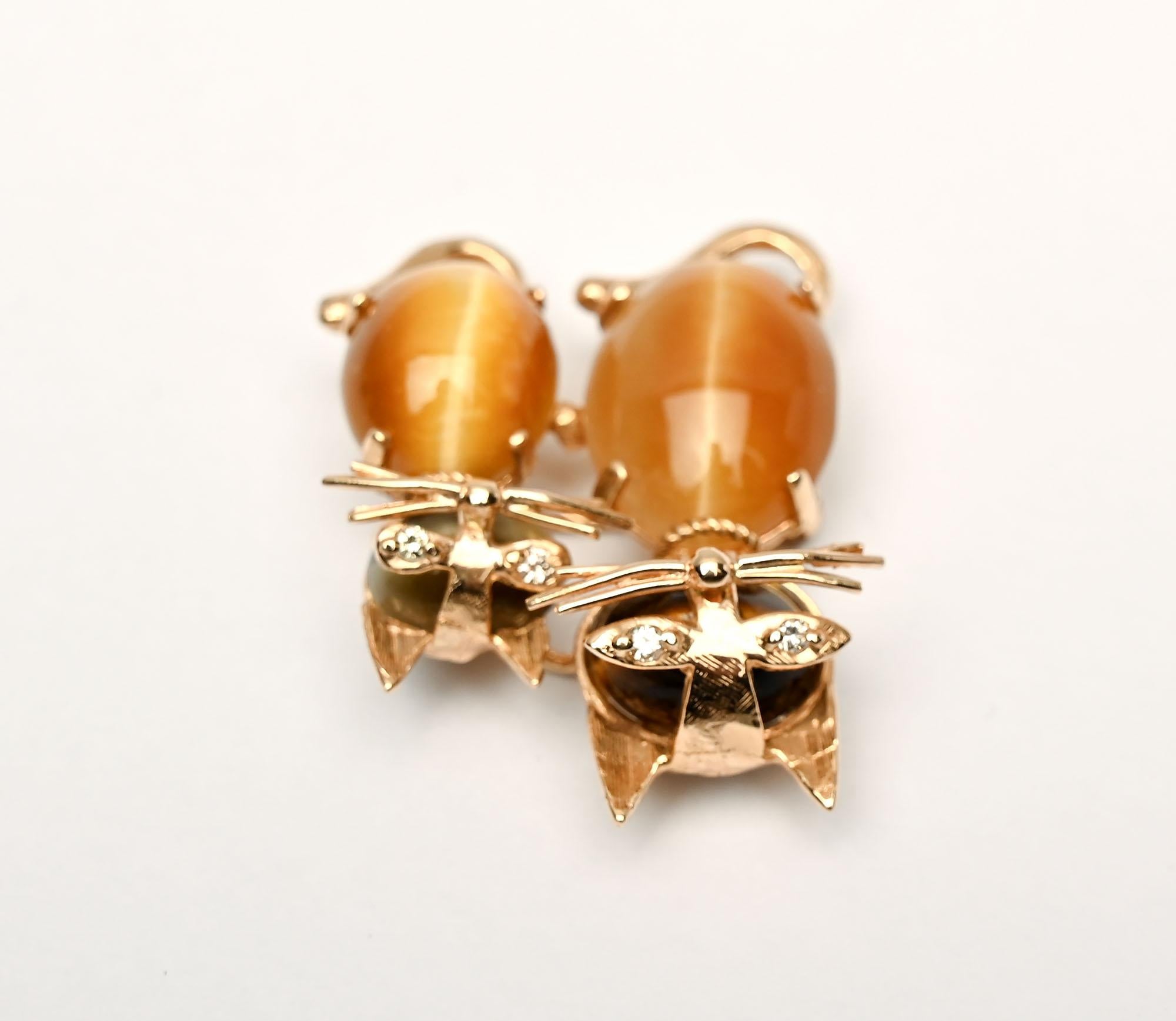 Contemporary Gold Kittens Brooch with Cat's Eye For Sale