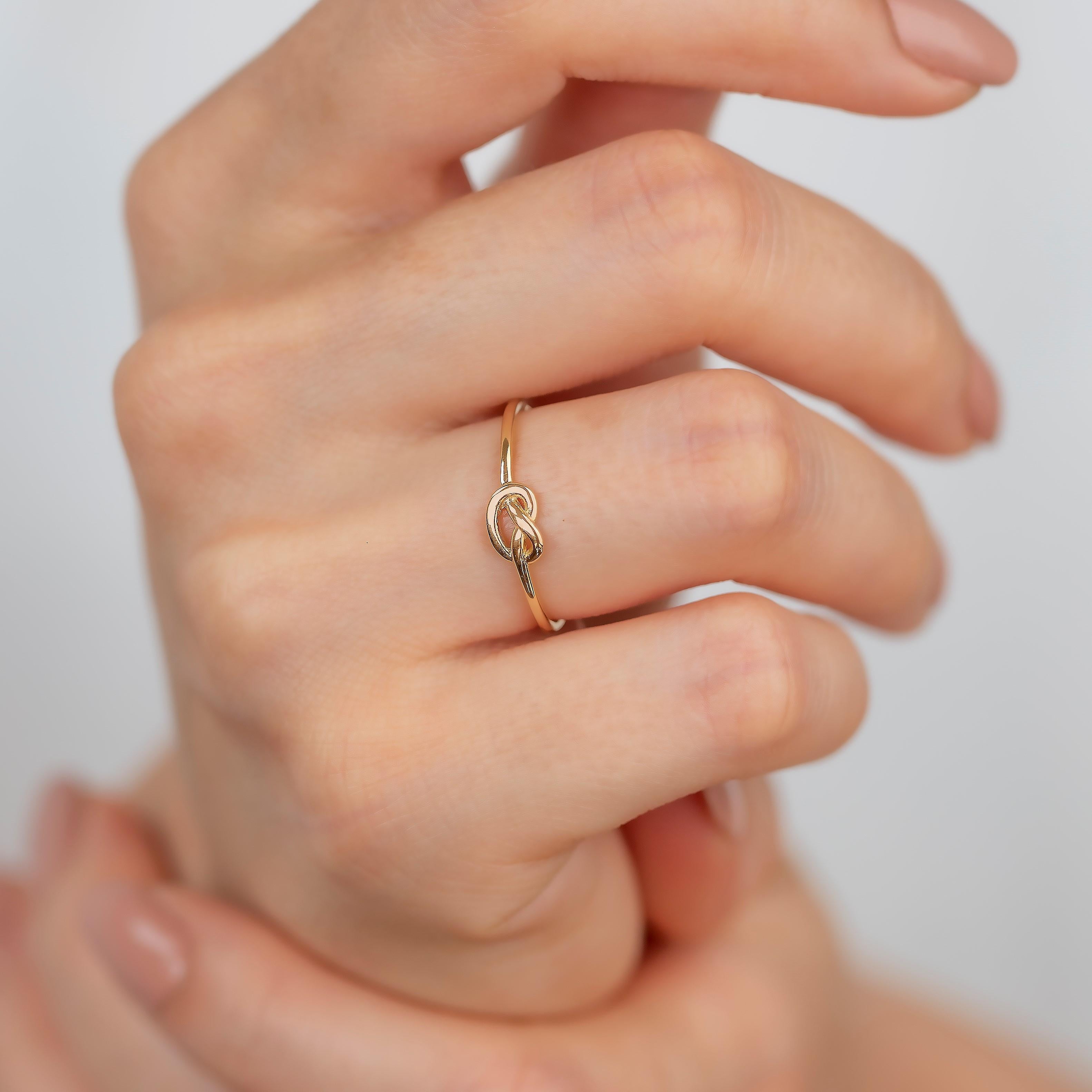 Im Angebot: Ring aus Gold mit Knoten, 14 Karat Massivgold, Dainty Ring, Minimalistischer Stil () 2