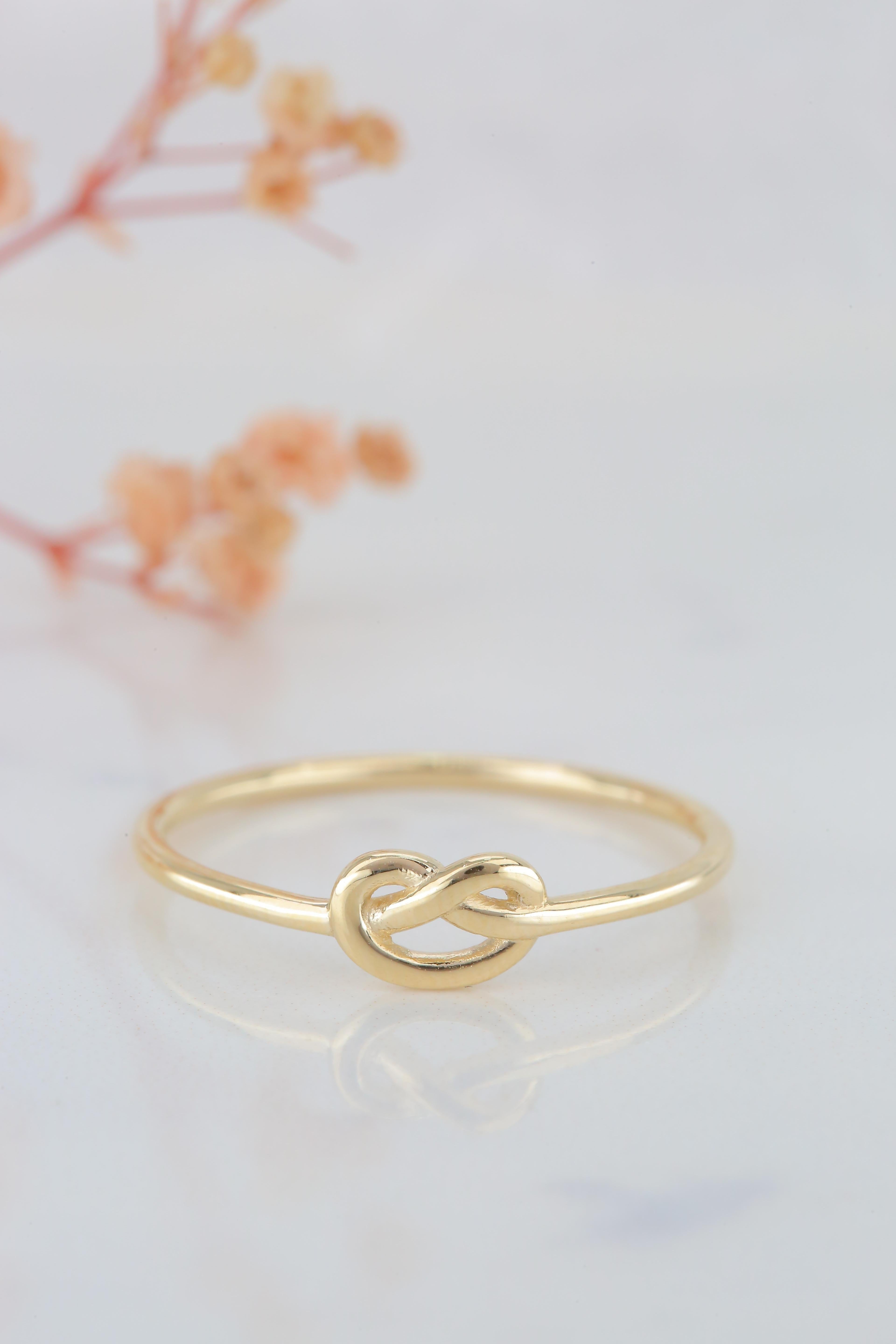 Im Angebot: Ring aus Gold mit Knoten, 14 Karat Massivgold, Dainty Ring, Minimalistischer Stil () 4
