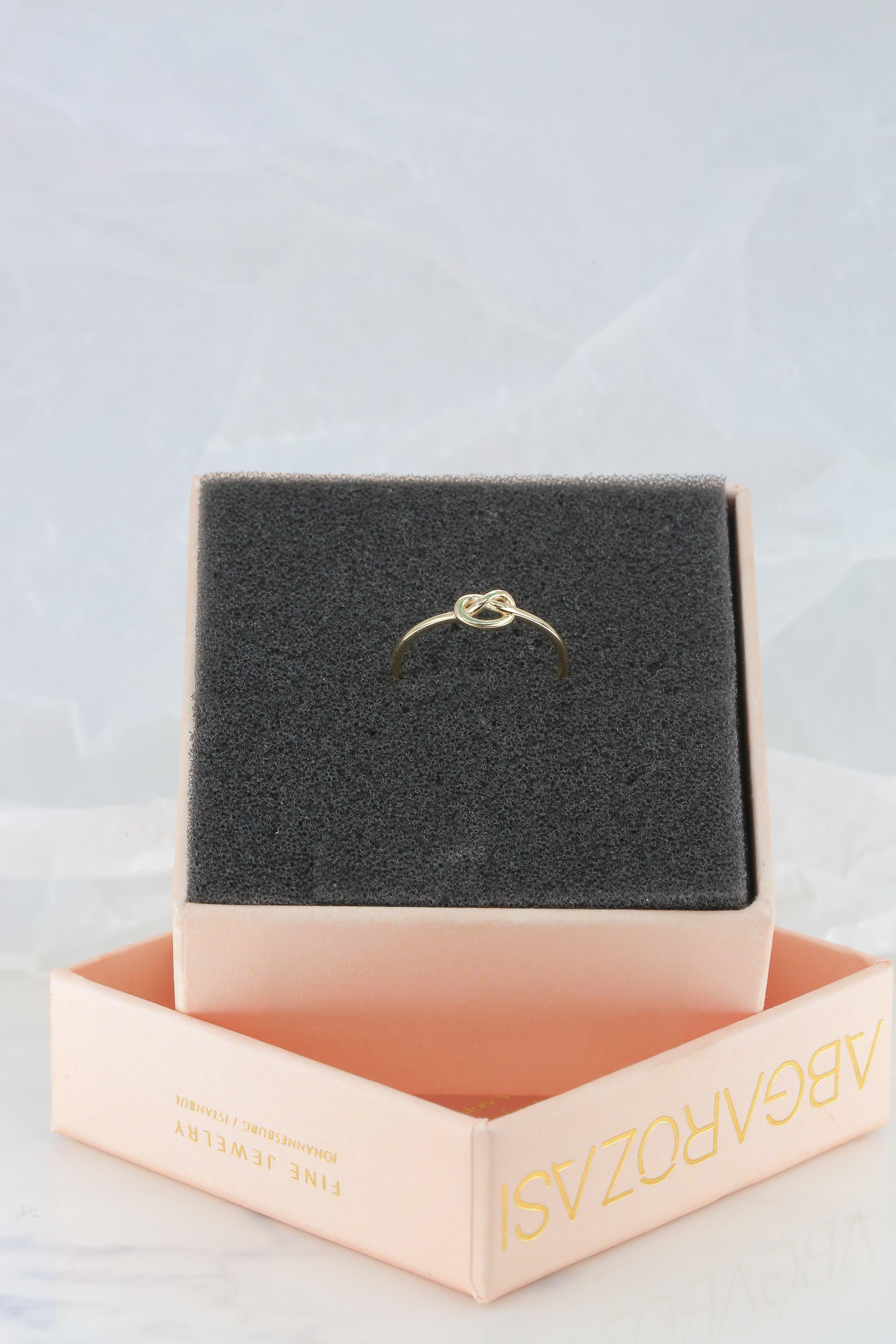Im Angebot: Ring aus Gold mit Knoten, 14 Karat Massivgold, Dainty Ring, Minimalistischer Stil () 8