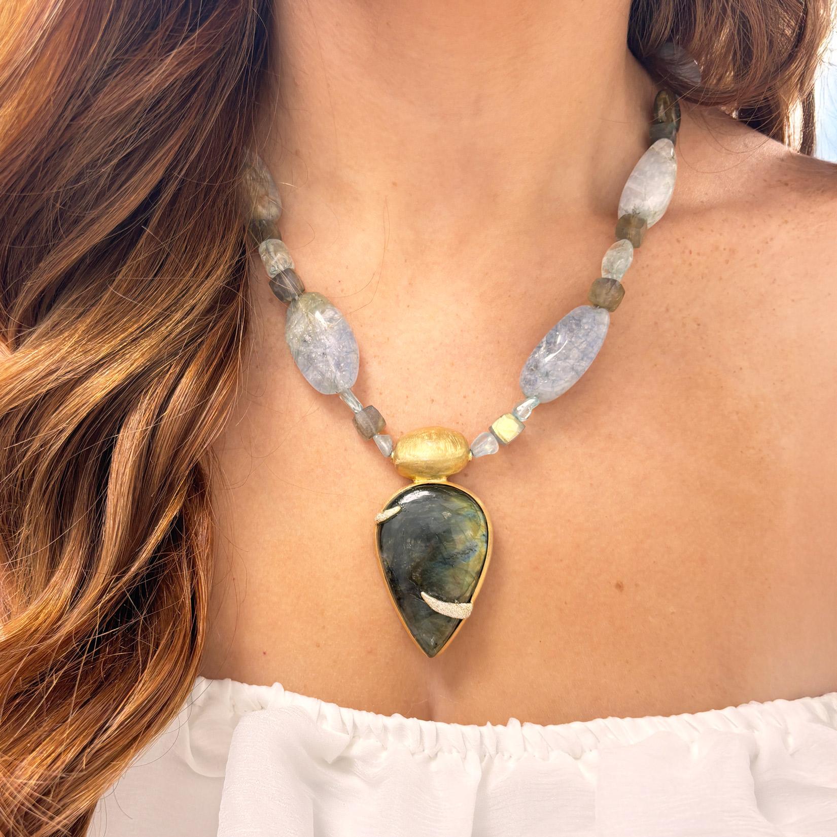 Contemporaneo Collana di Labradorite e Acquamarina in oro con ciondolo a goccia, 22 pollici in vendita