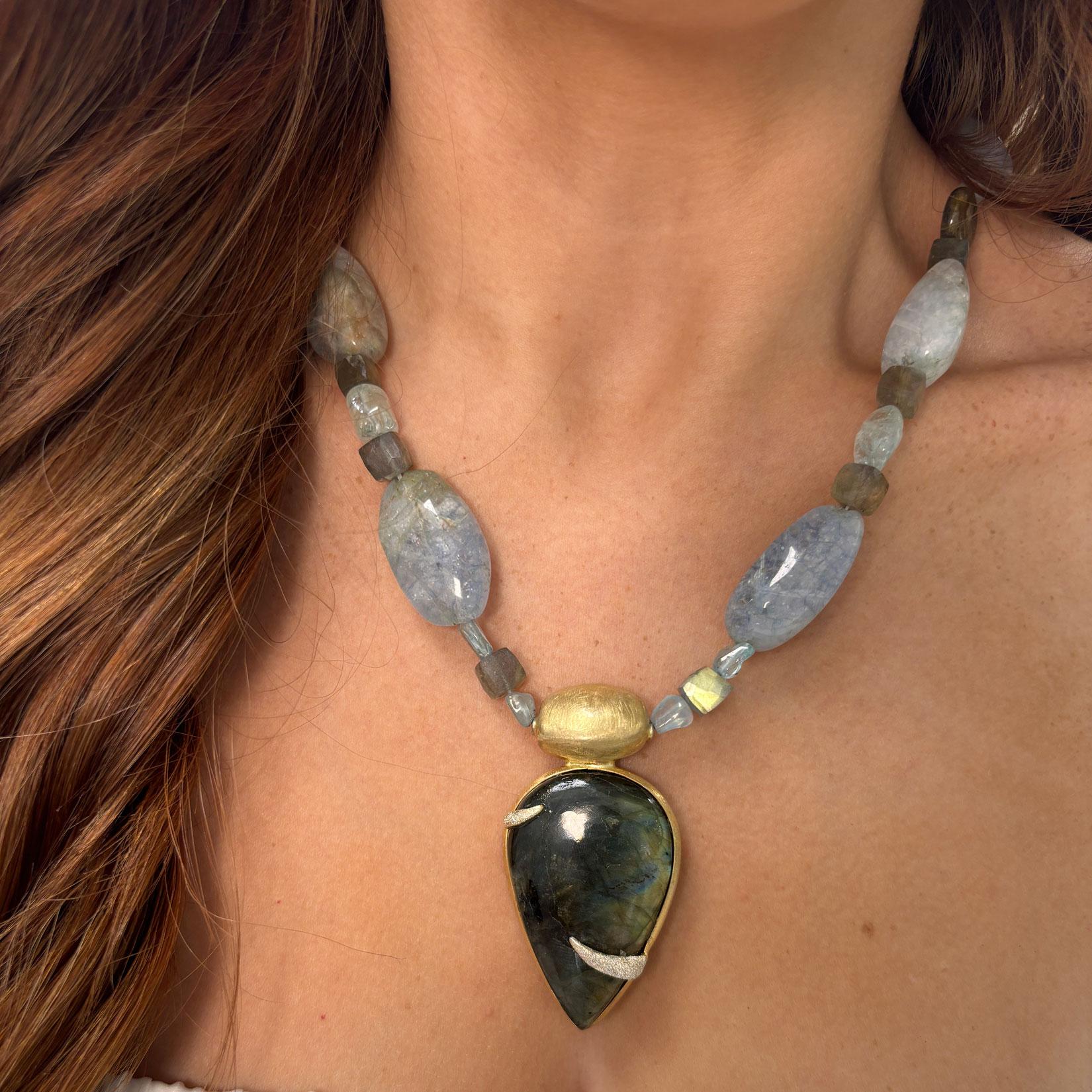 Taglio a goccia Collana di Labradorite e Acquamarina in oro con ciondolo a goccia, 22 pollici in vendita
