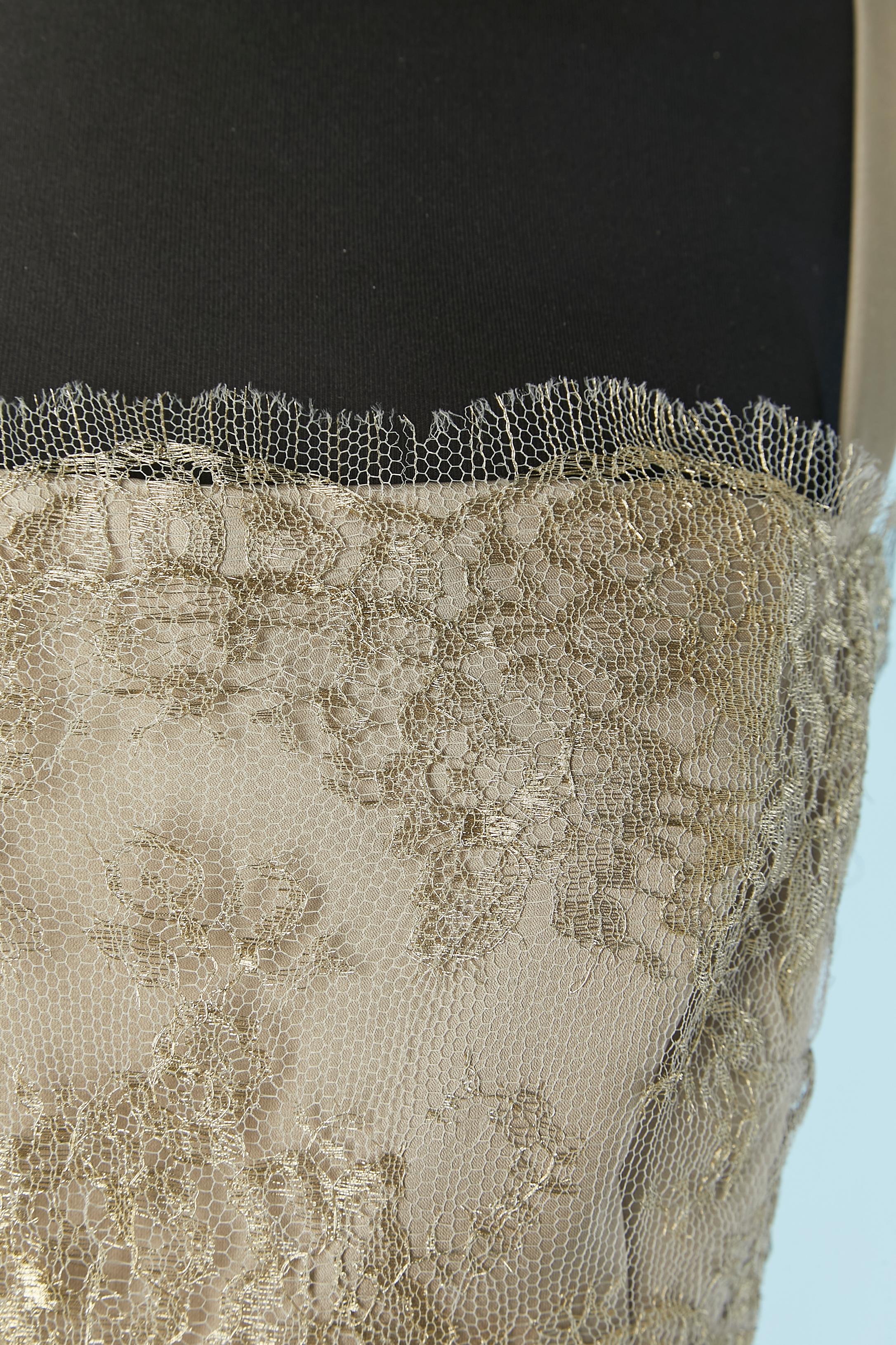 Abito da cocktail in pizzo dorato con abbellimento in paillettes intorno alla vita. Chiusura con zip invisibile al centro della schiena + gancio e occhiello. L'etichetta della composizione del tessuto è stata tagliata, ma la fodera è probabilmente