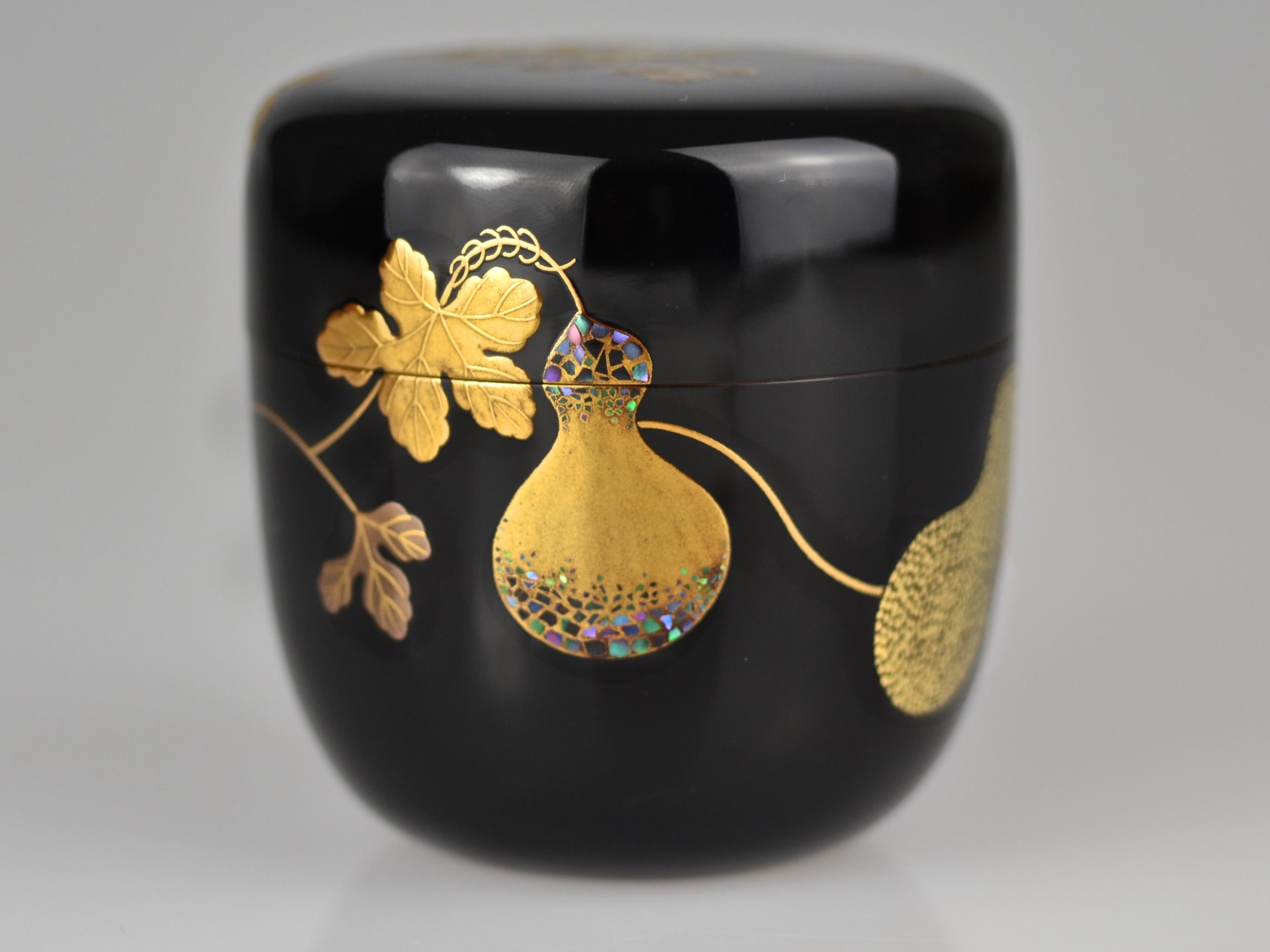 Gold Lacquer Maki-e Tea Caddy with Gourds and Wines by Ippyosai VII, 1942 For Sale 5