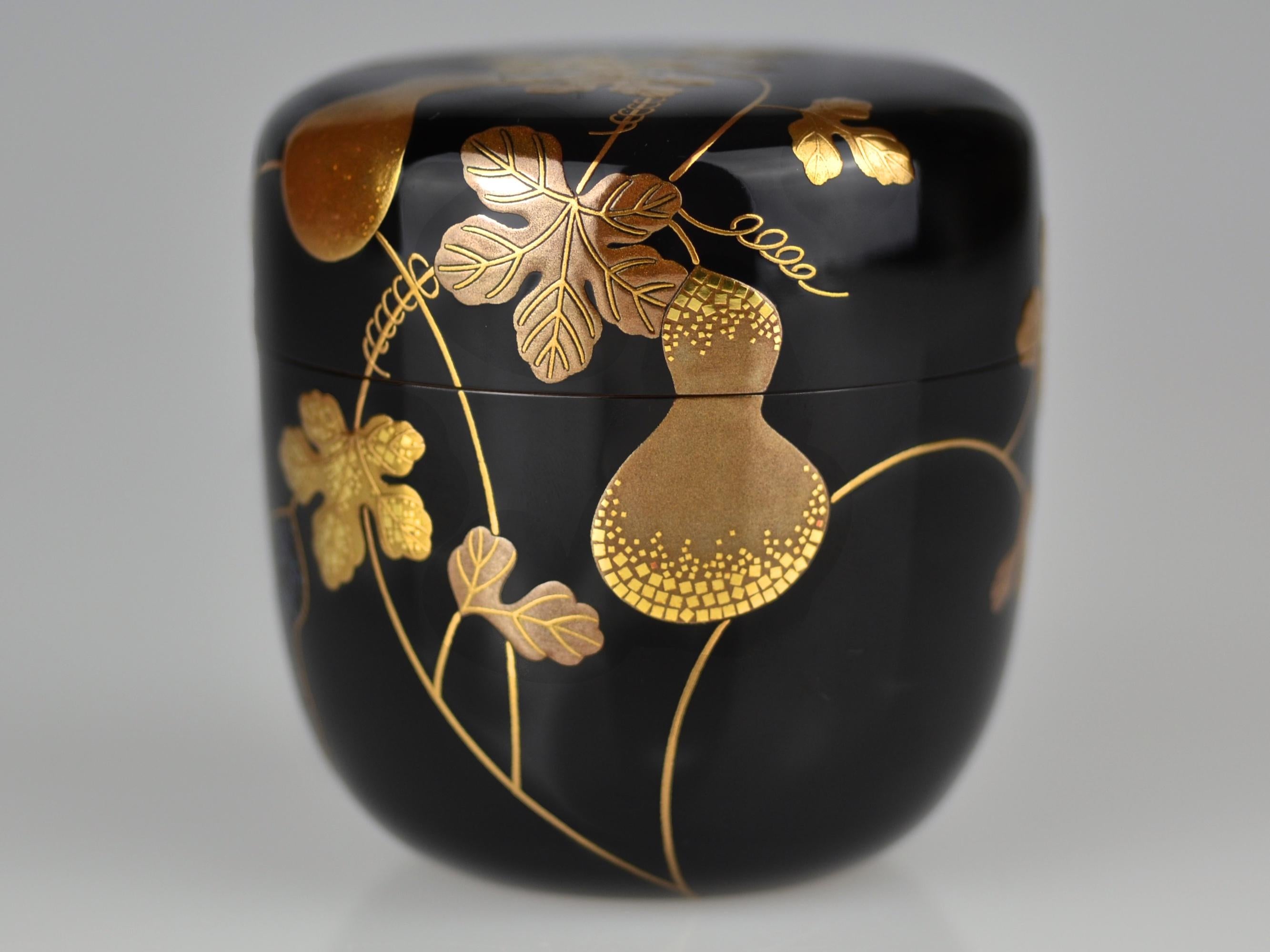 Gold Lacquer Maki-e Tea Caddy with Gourds and Wines by Ippyosai VII, 1942 For Sale 6