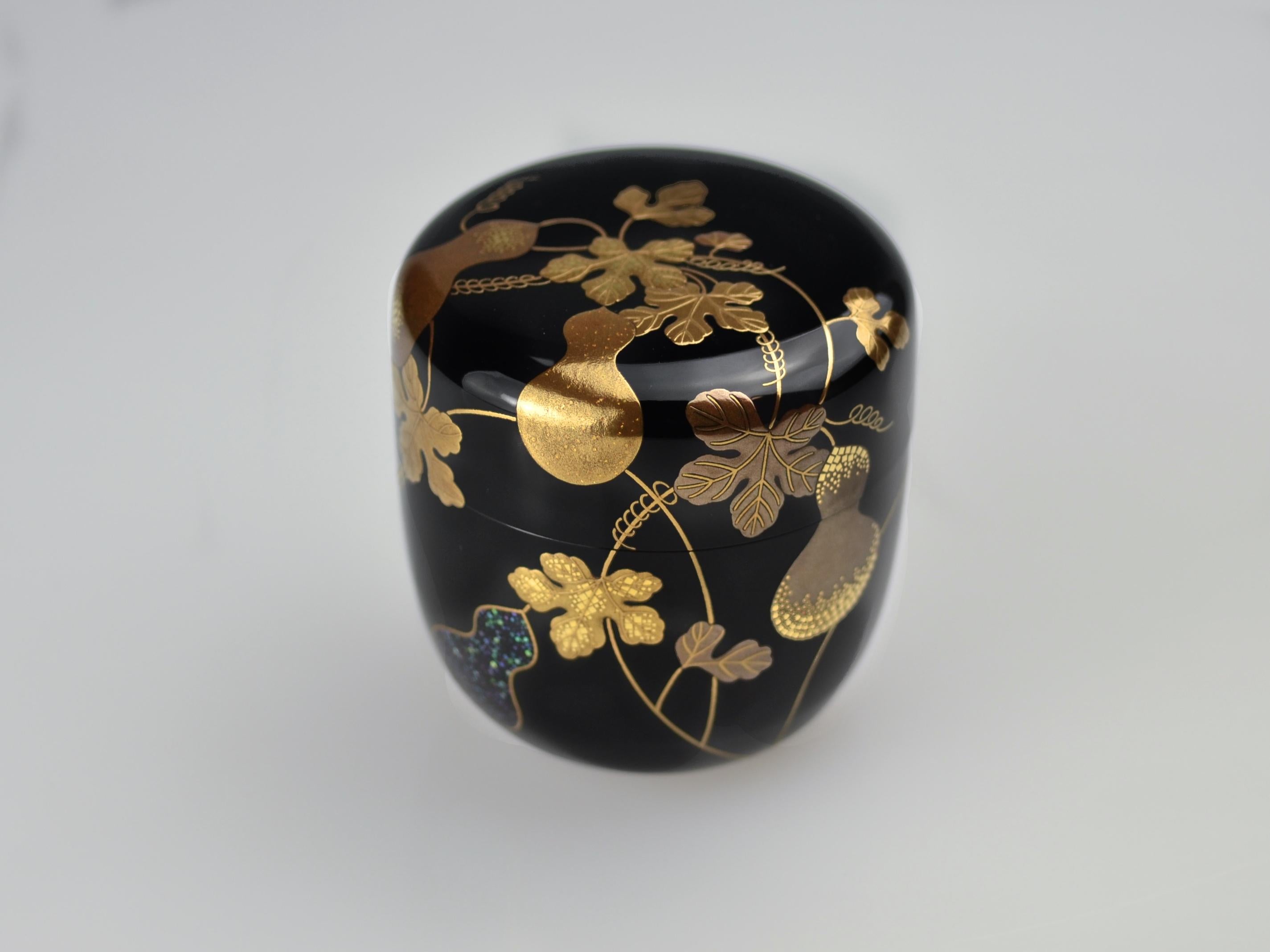 Gold Lacquer Maki-e Tea Caddy with Gourds and Wines by Ippyosai VII, 1942 For Sale 7
