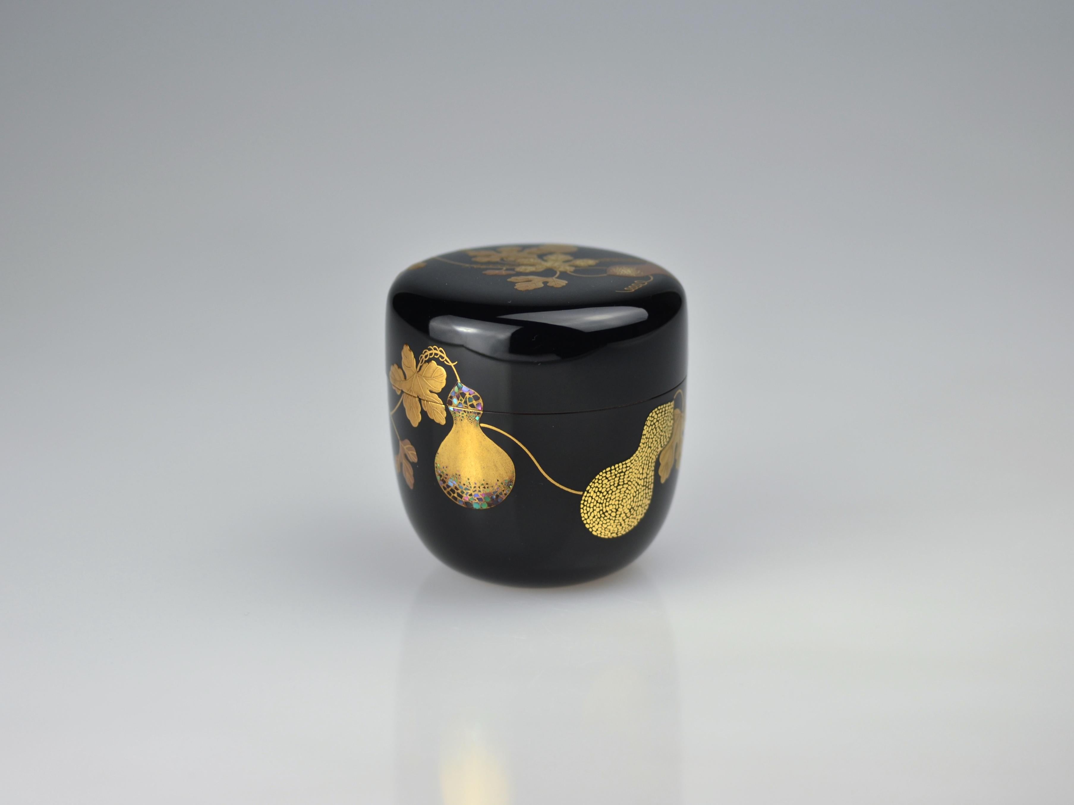 Japanese Gold Lacquer Maki-e Tea Caddy with Gourds and Wines by Ippyosai VII, 1942 For Sale