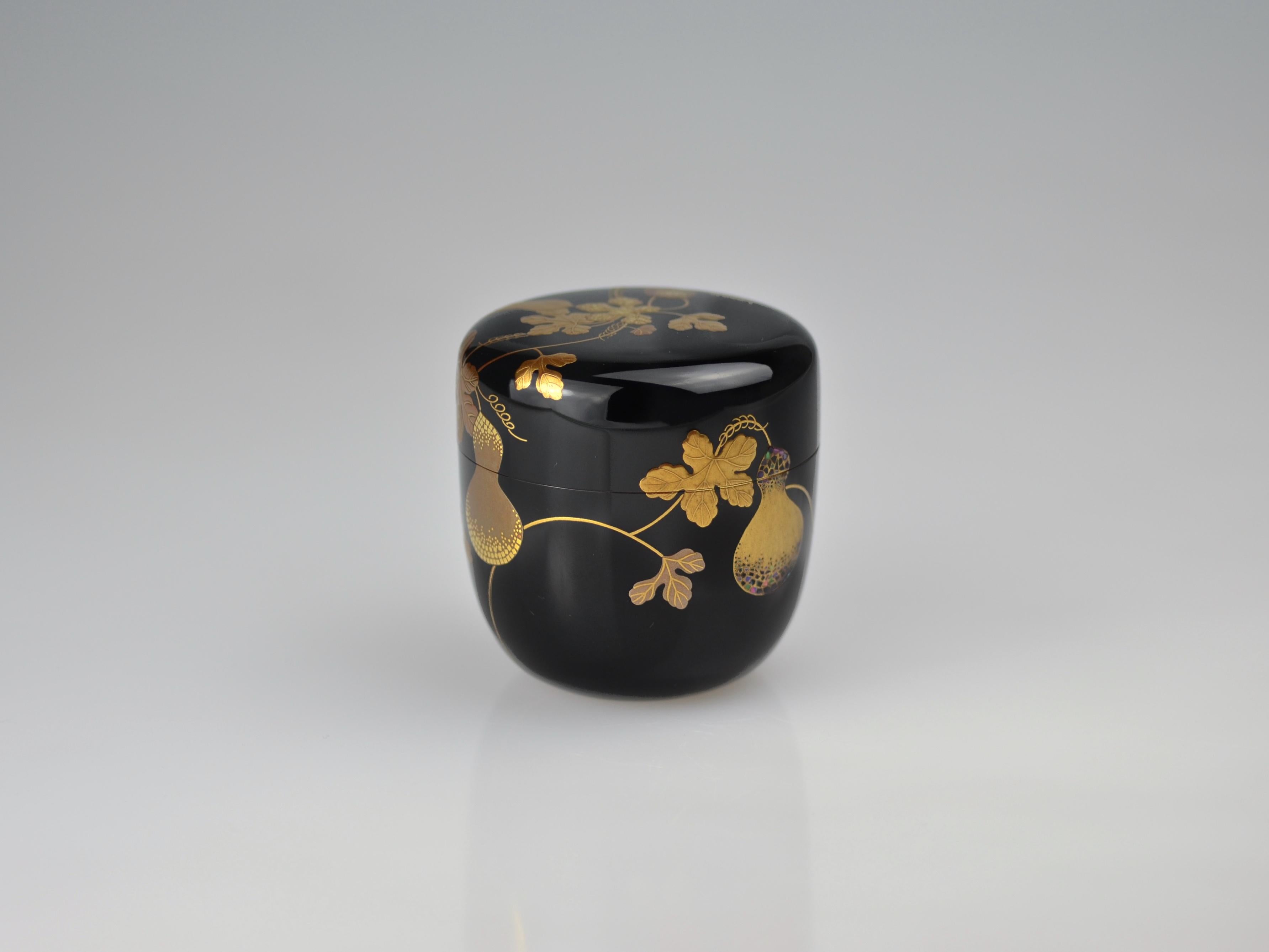 Gold Lacquer Maki-e Tea Caddy with Gourds and Wines by Ippyosai VII, 1942 In Excellent Condition For Sale In Berlin, Berlin