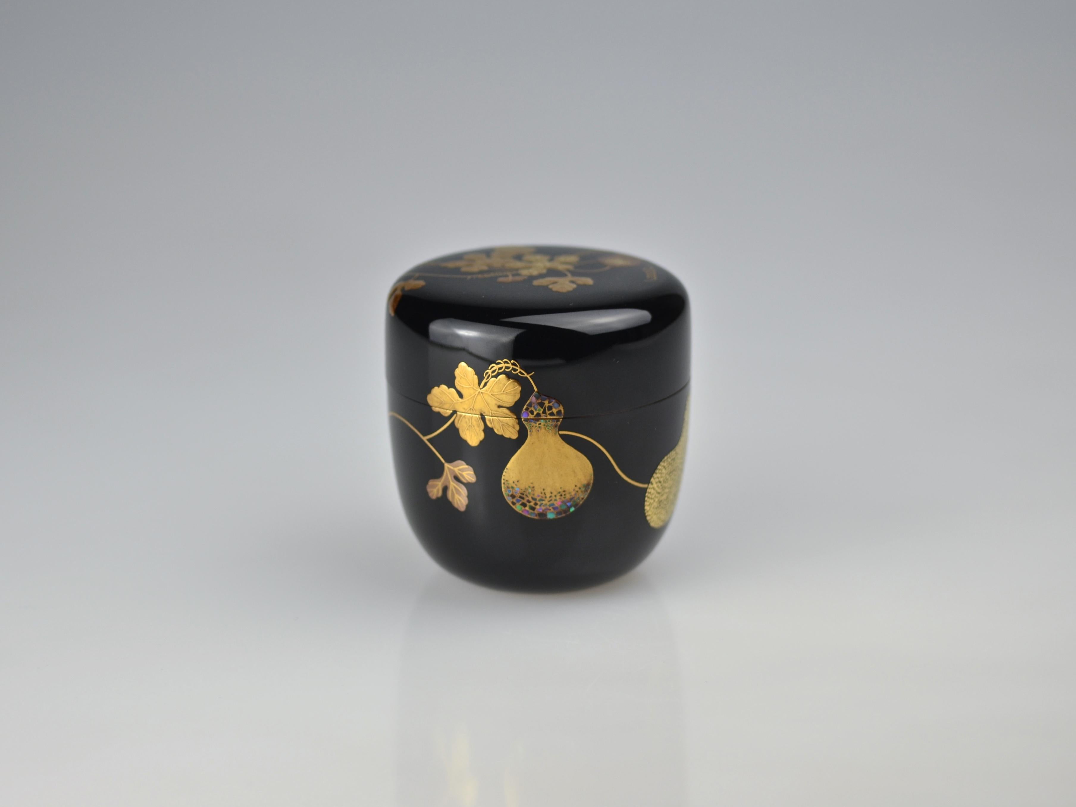 Late 20th Century Gold Lacquer Maki-e Tea Caddy with Gourds and Wines by Ippyosai VII, 1942 For Sale