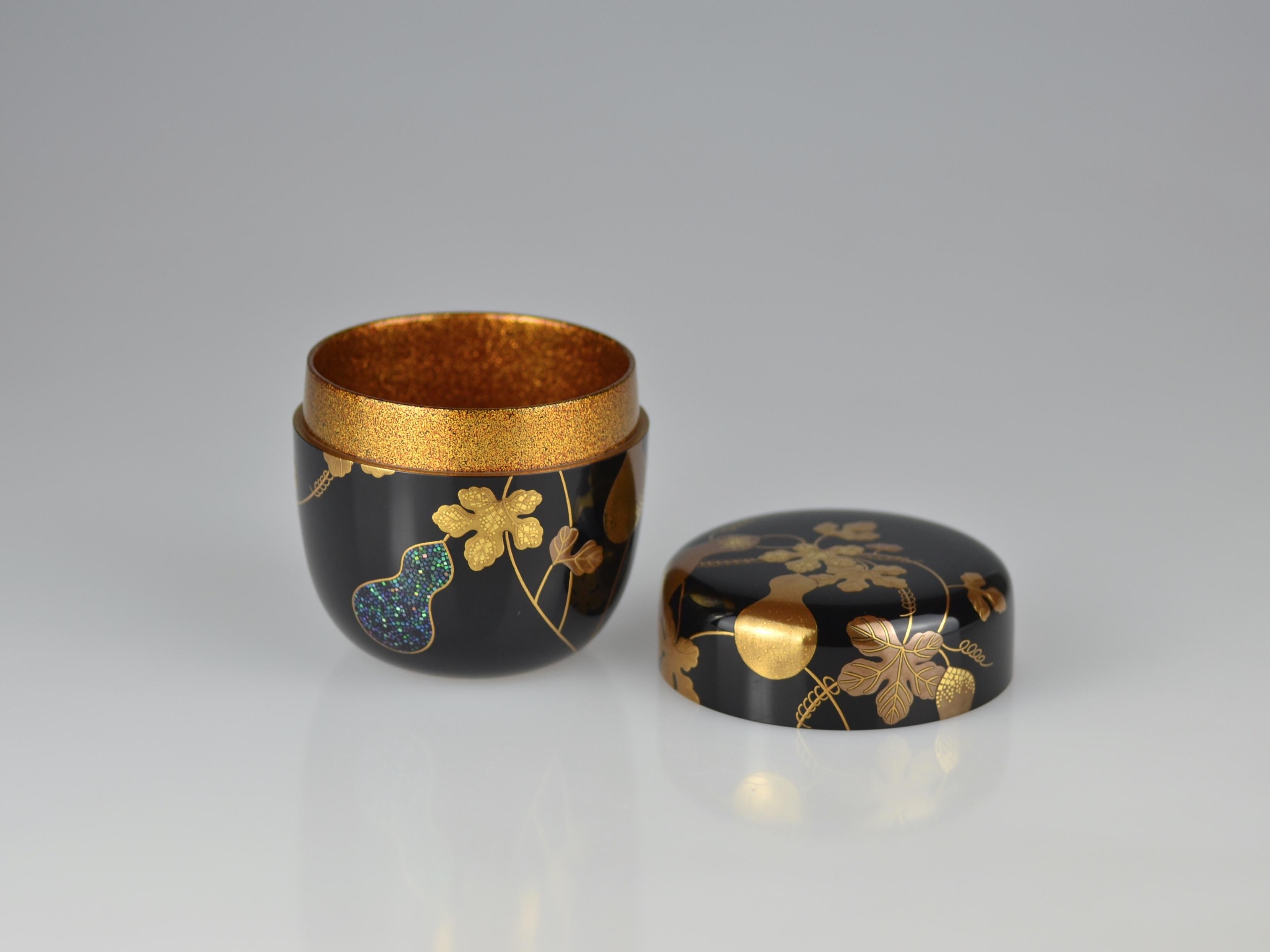 Gold Lacquer Maki-e Tea Caddy with Gourds and Wines by Ippyosai VII, 1942 For Sale 1