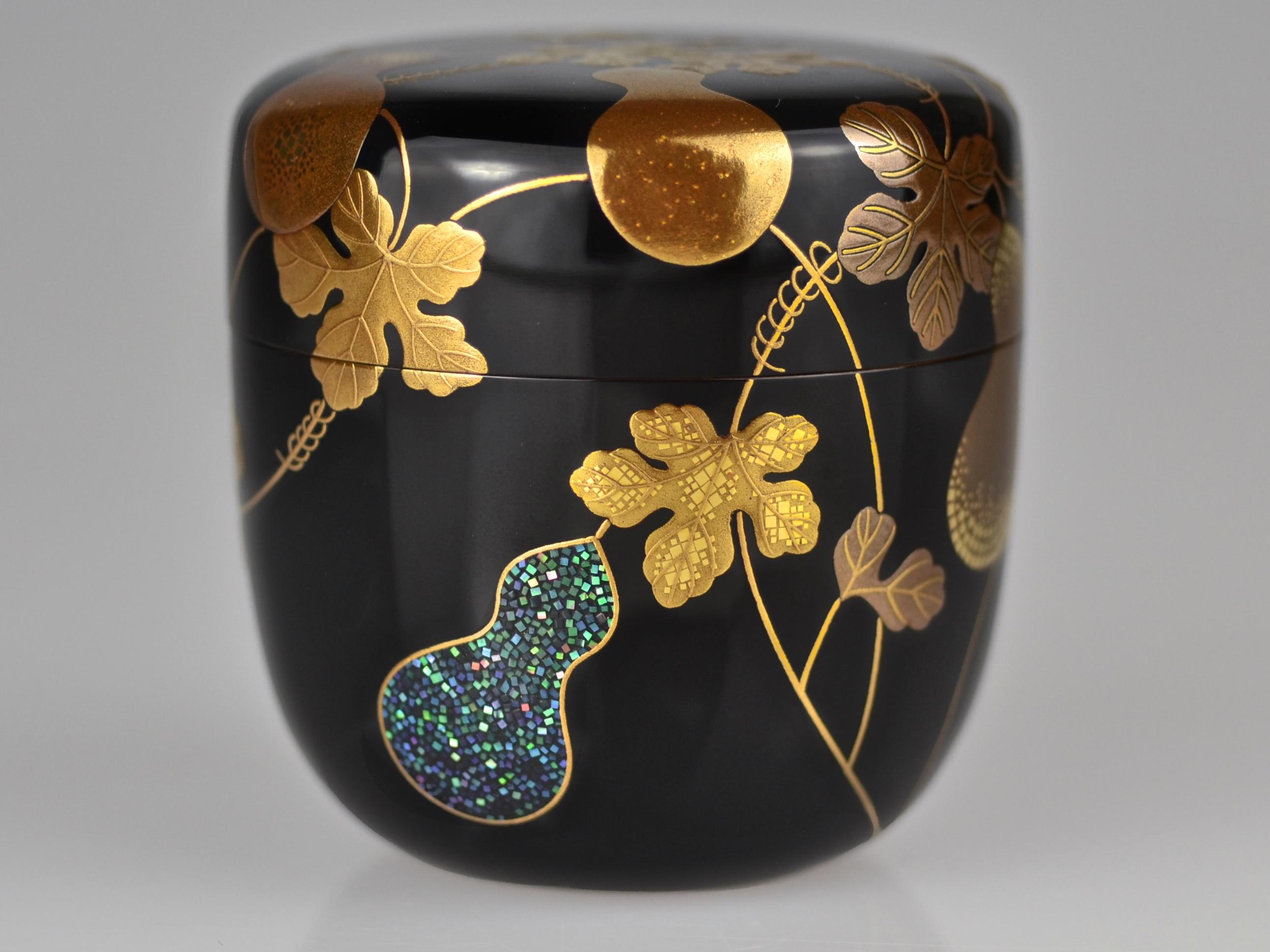 Gold Lacquer Maki-e Tea Caddy with Gourds and Wines by Ippyosai VII, 1942 For Sale 3