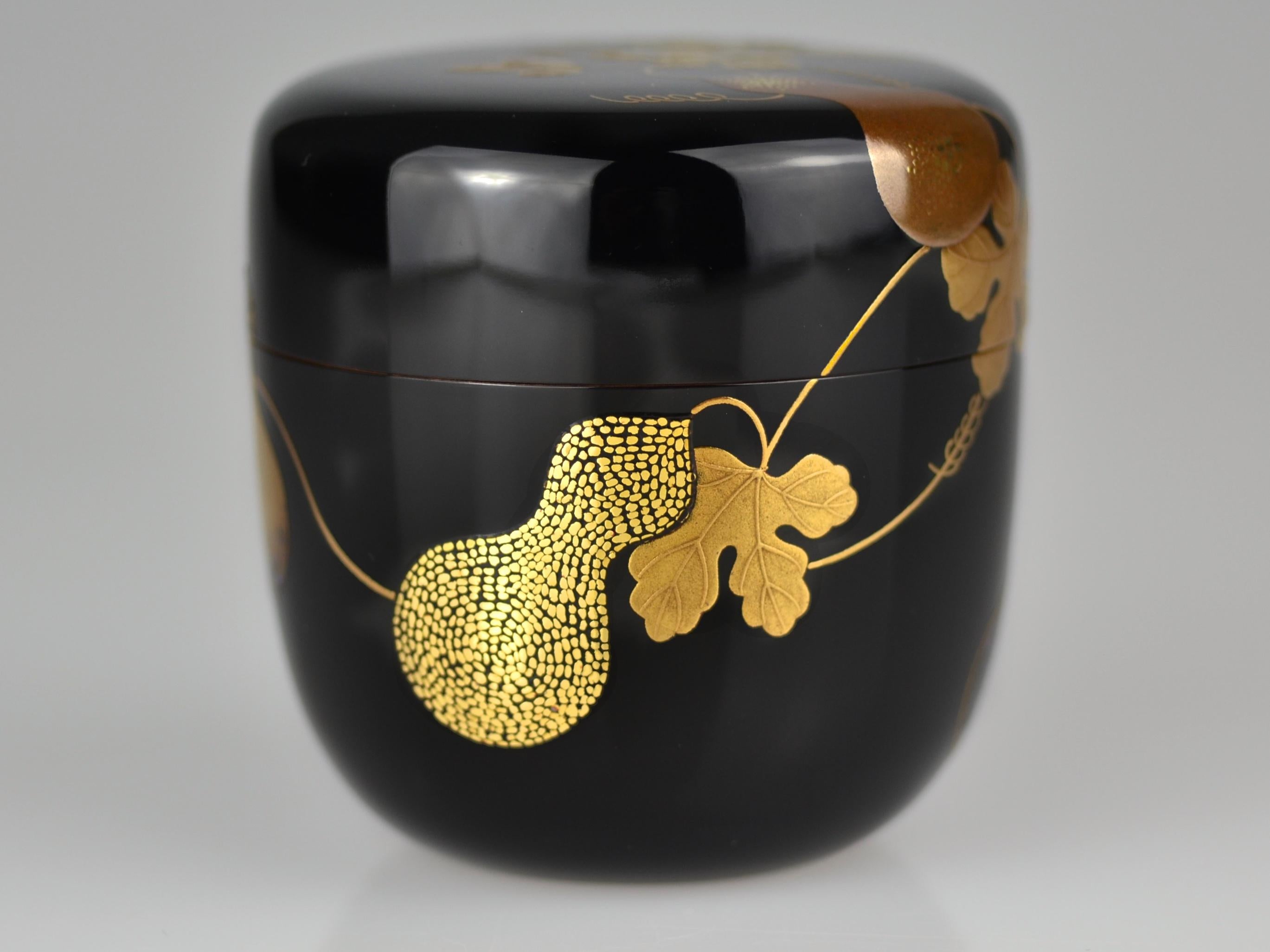 Gold Lacquer Maki-e Tea Caddy with Gourds and Wines by Ippyosai VII, 1942 For Sale 4