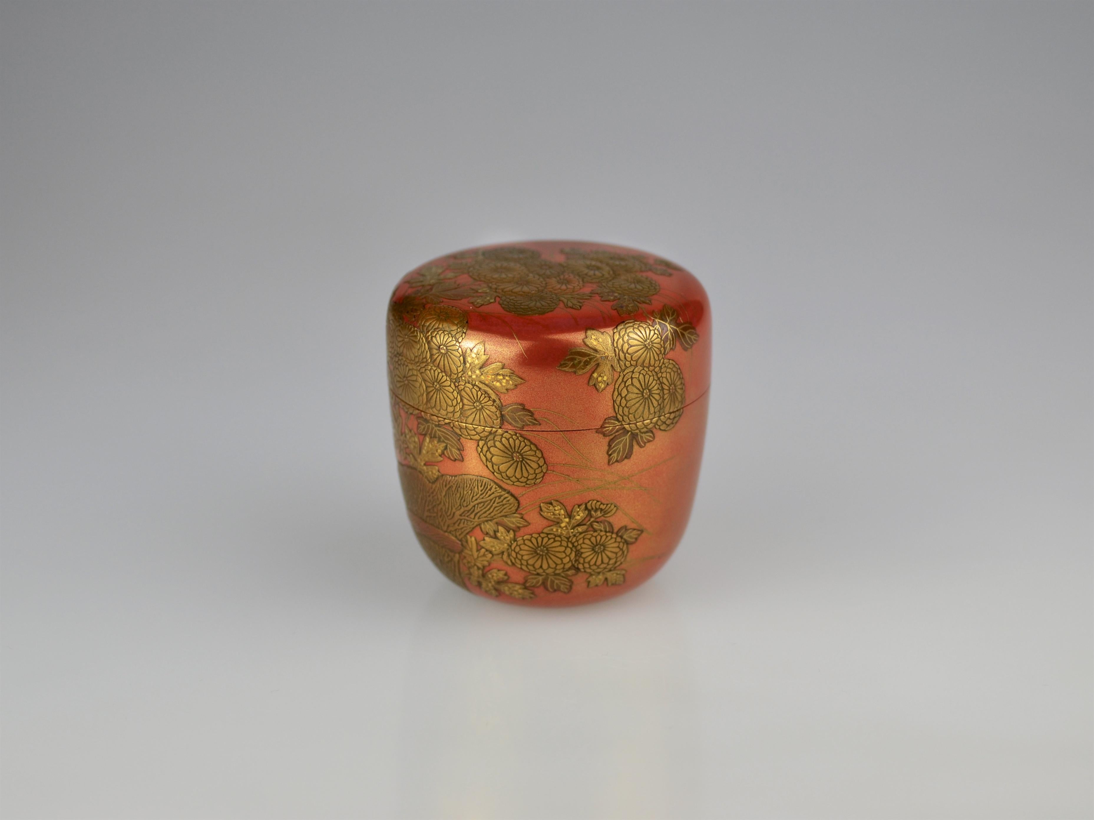 Gold Lacquer Natsume with Chrysanthemum on a Fence by Okada Hyokan I '1904-1969' In Excellent Condition For Sale In Berlin, Berlin