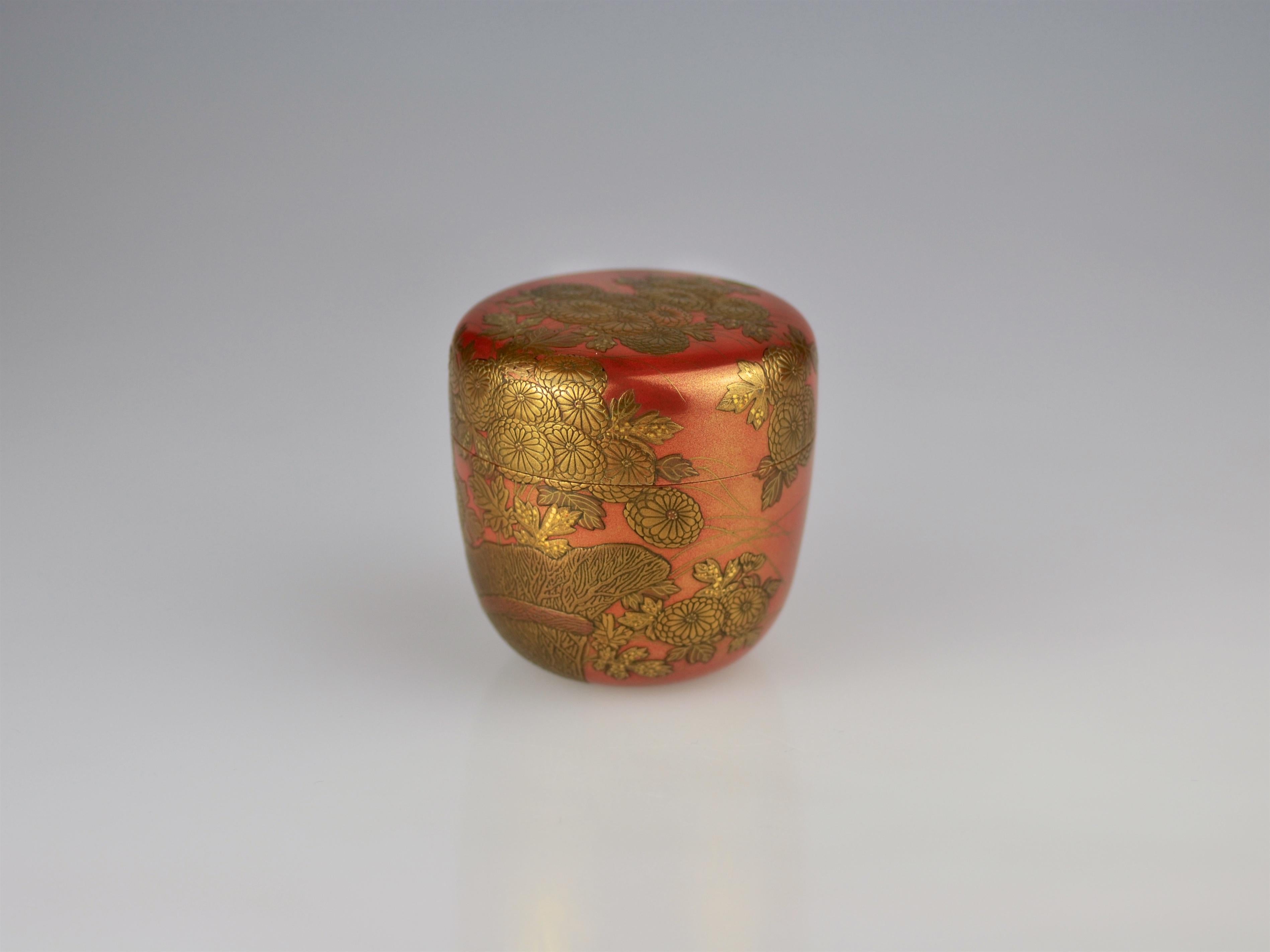 Early 20th Century Gold Lacquer Natsume with Chrysanthemum on a Fence by Okada Hyokan I '1904-1969' For Sale