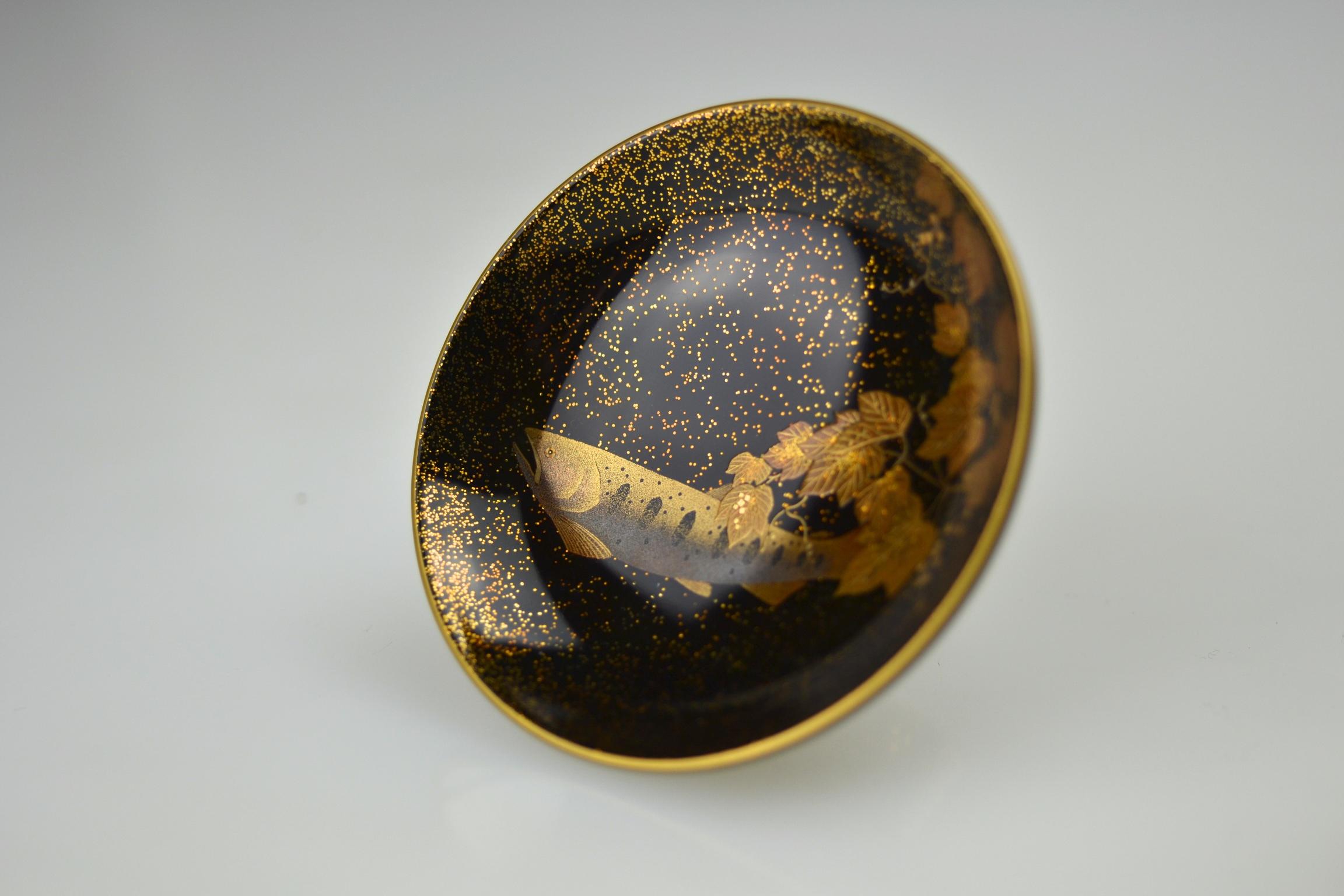 Beautiful little Sake cup (sakazuki) made by one of the most talented and well known current lacquer artists Uchino Kaoru (*1951). Born in Nagoya, he graduated from Tokyo University of Arts, where he comleted his master degree in 1980 as well. Since