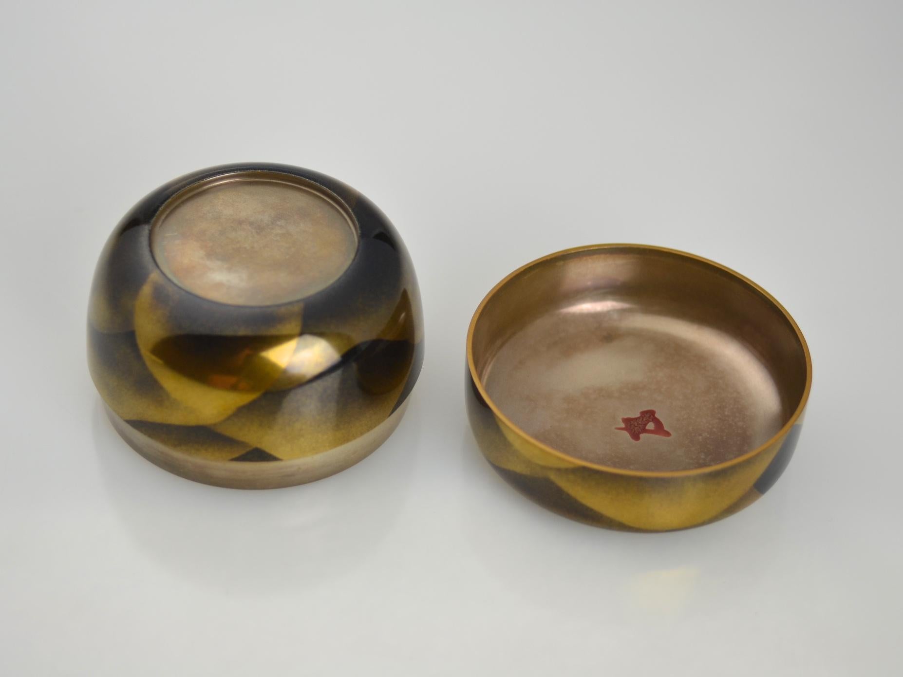 Gold Lacquer Tea Caddy with Mountain Range by Ichigo Itchō (1898-1991) In Excellent Condition For Sale In Berlin, Berlin