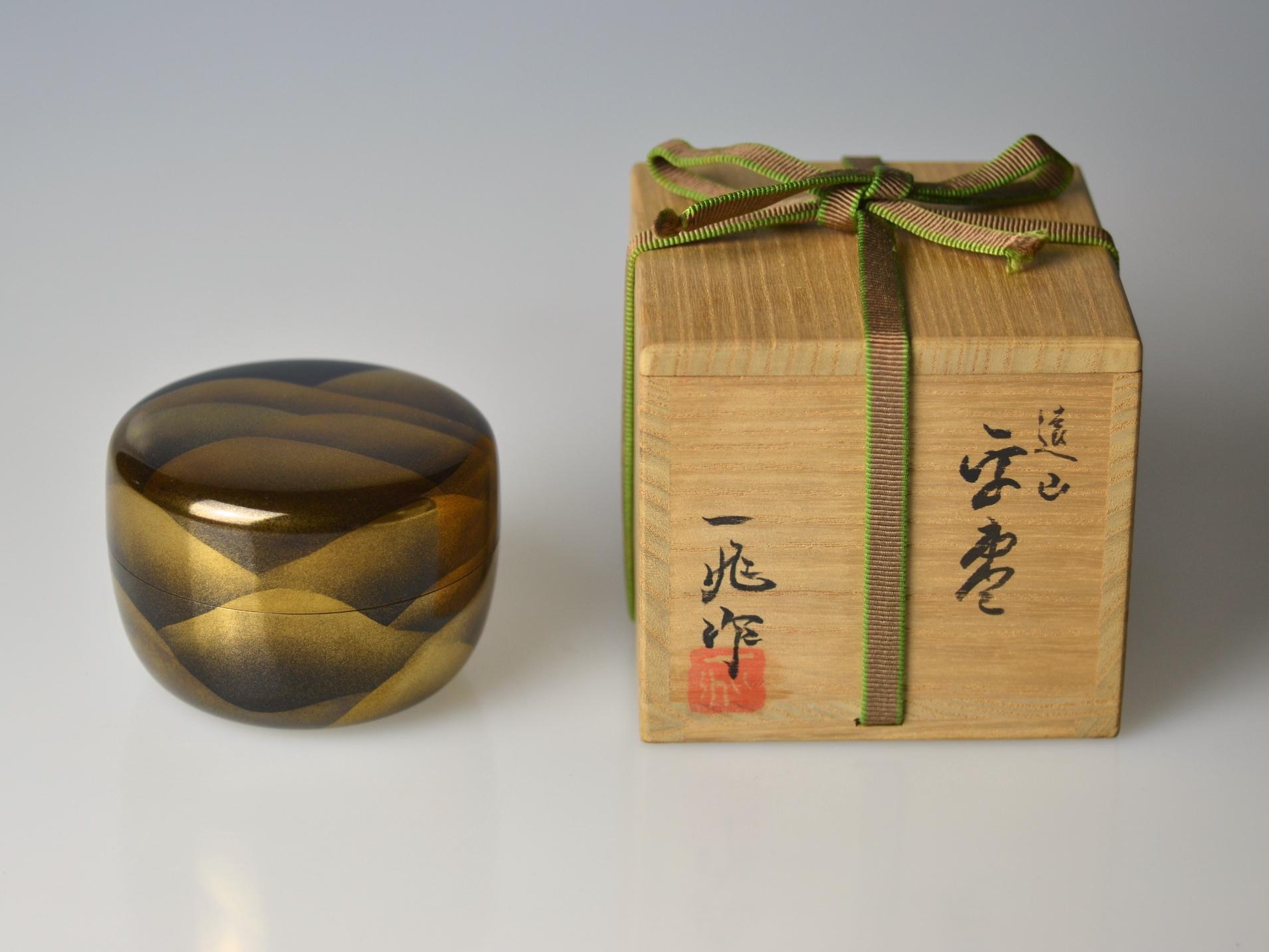 Gold Lacquer Tea Caddy with Mountain Range by Ichigo Itchō (1898-1991) For Sale 1
