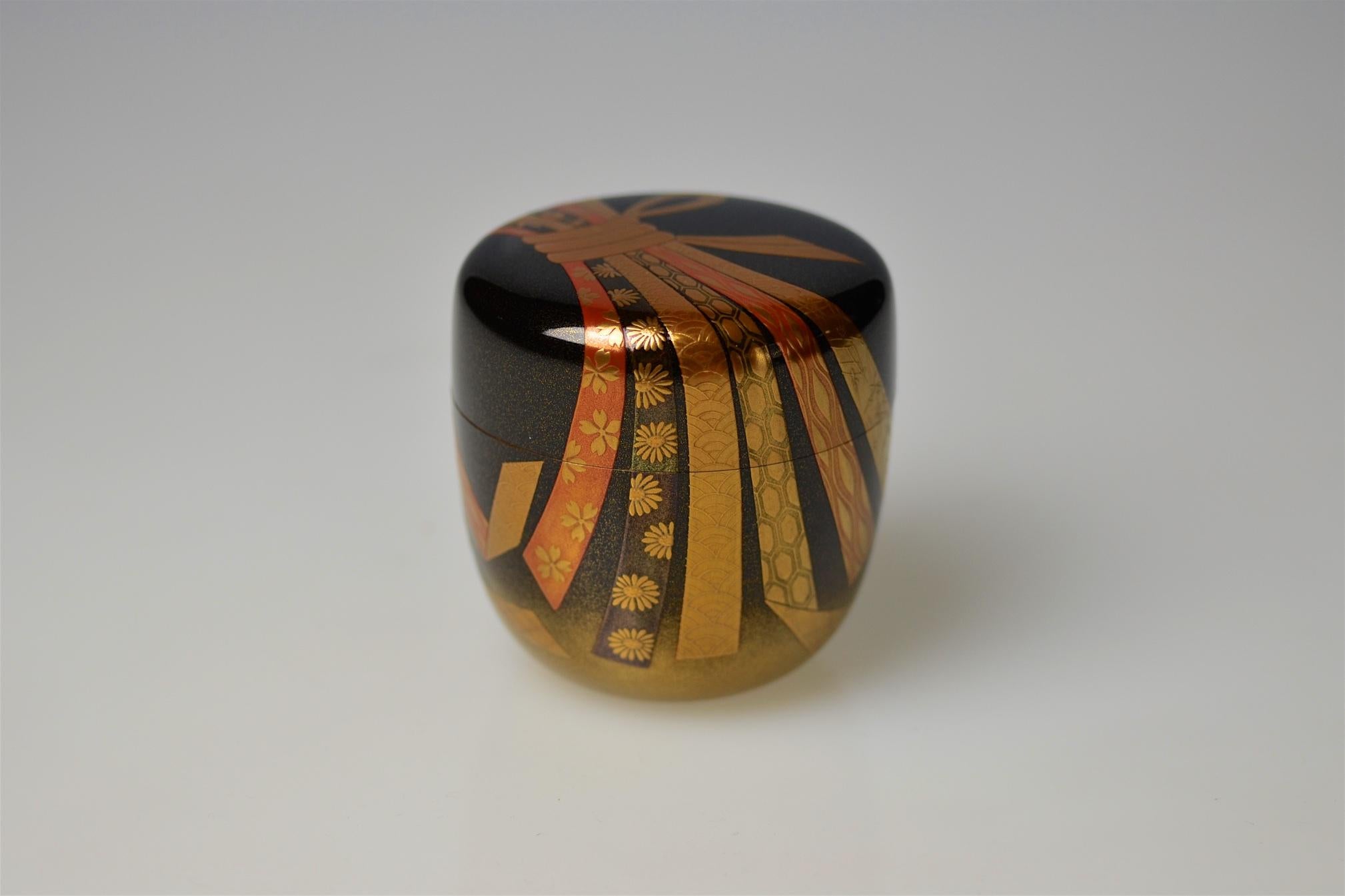 Showa Gold Lacquer Tea Caddy (Natsume) with festive knot by Ichigo Itcho (1898-1991) For Sale
