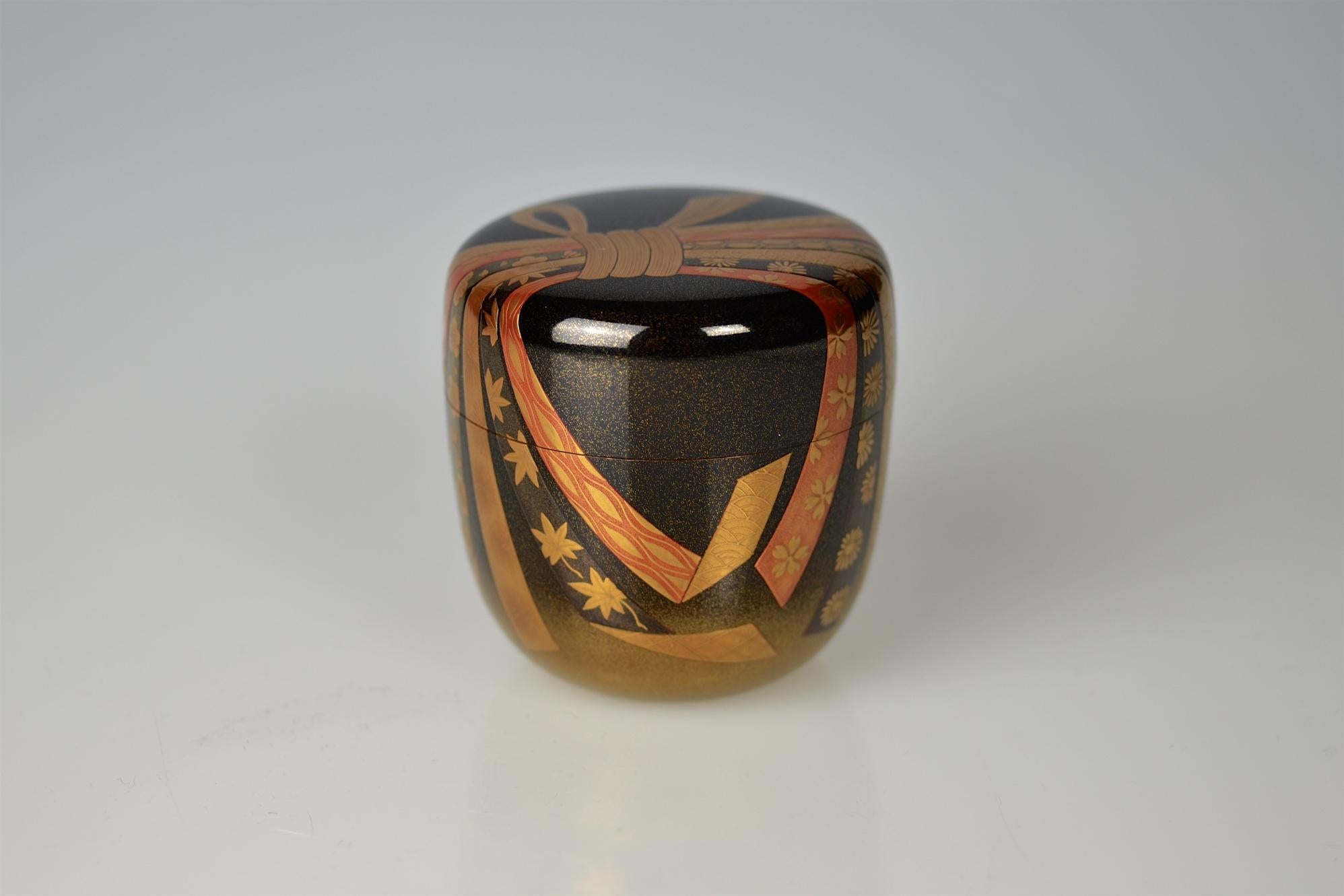 Japanese Gold Lacquer Tea Caddy (Natsume) with festive knot by Ichigo Itcho (1898-1991) For Sale