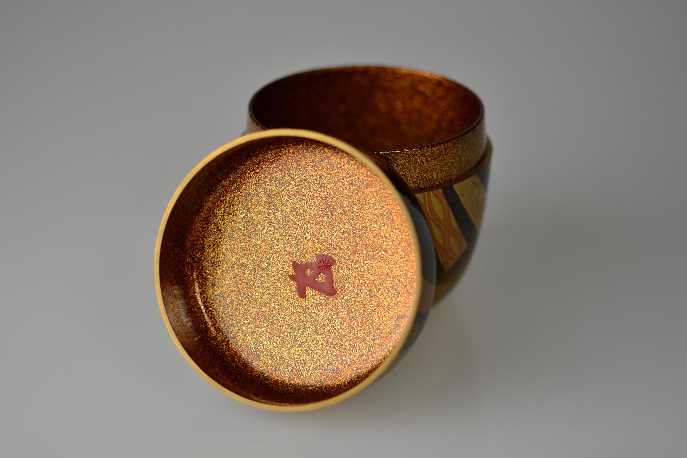 Late 20th Century Gold Lacquer Tea Caddy (Natsume) with festive knot by Ichigo Itcho (1898-1991) For Sale