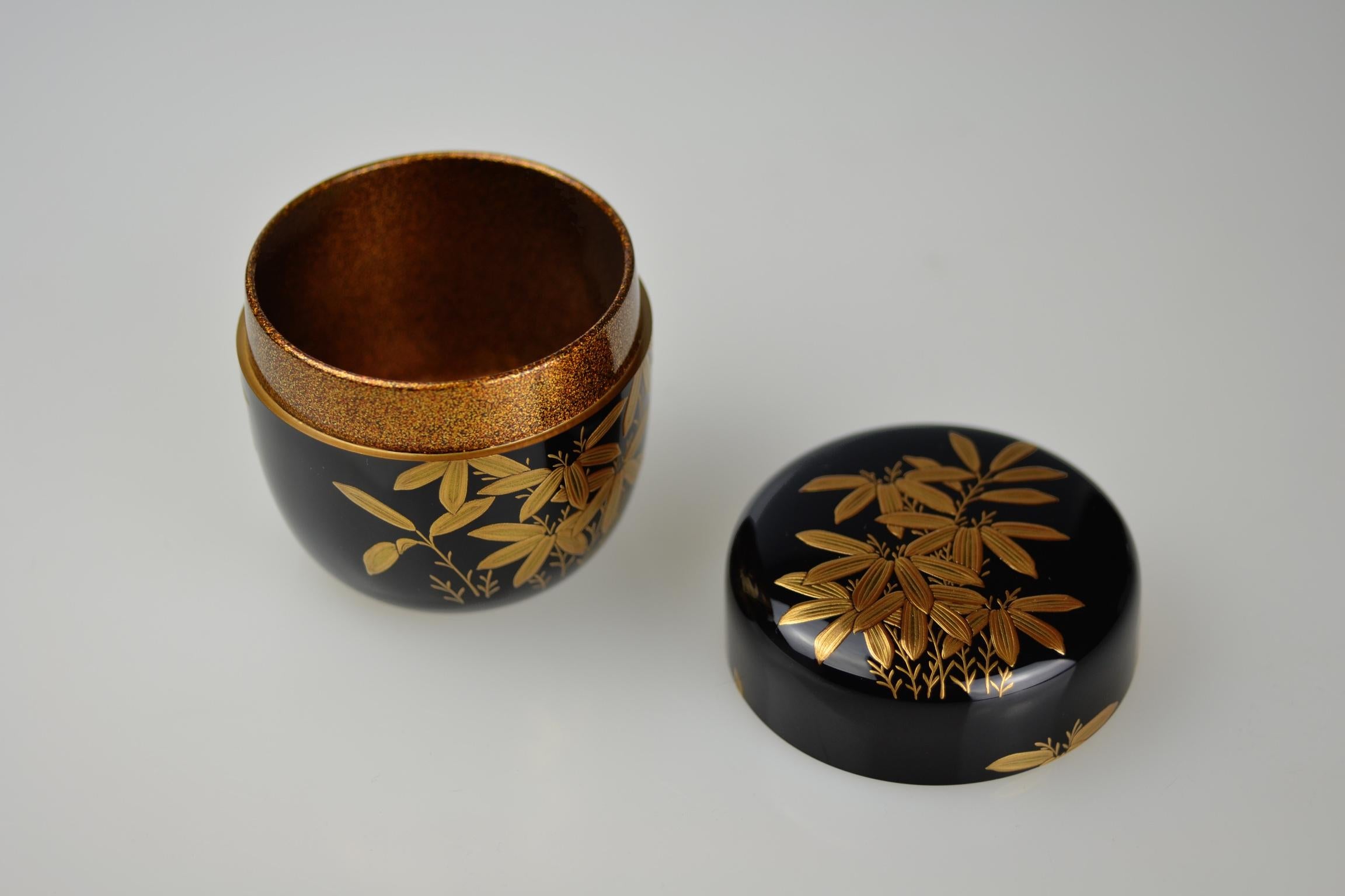 Gold Lacquer Tea Caddy with Bamboo Decor by Ippyosai VII '1942' 'Ippyo Eizo' In Excellent Condition In Berlin, Berlin