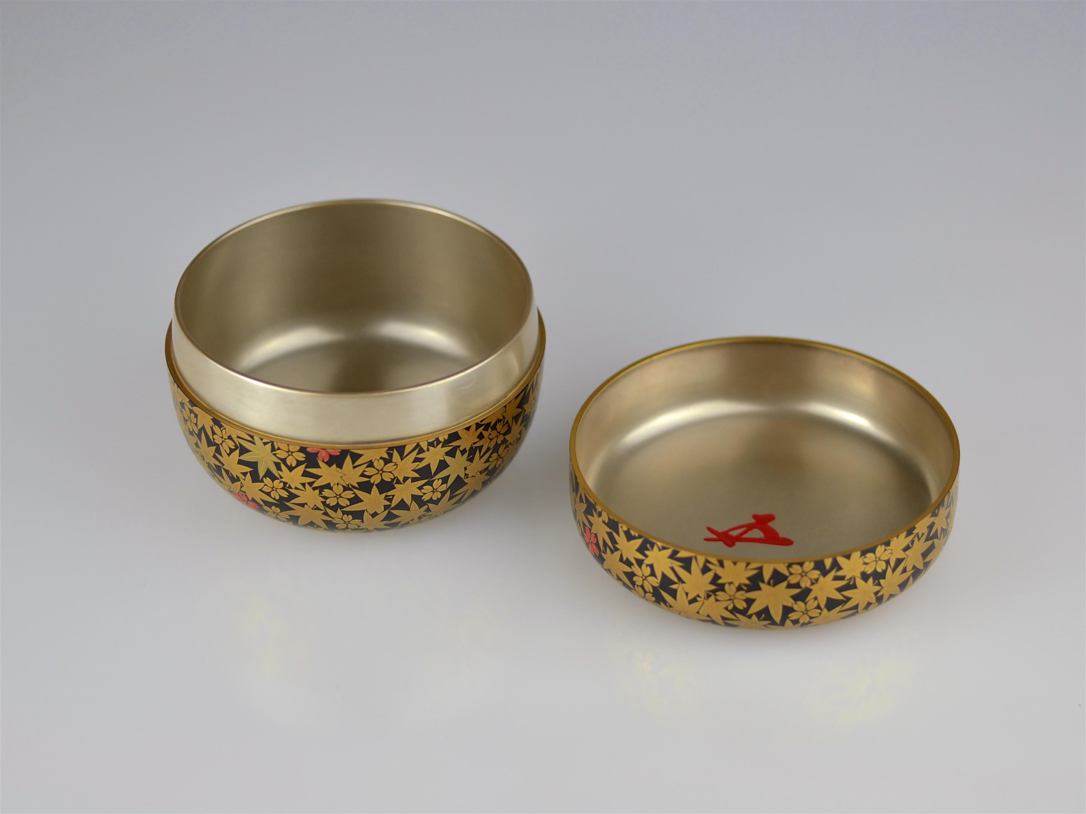 Gold Lacquer Tea Caddy with Maple Leaves and Cherry Blossoms by Ippyosai VII In Excellent Condition For Sale In Berlin, Berlin