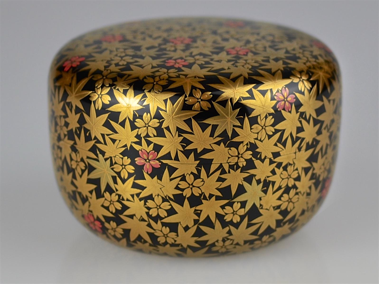 Late 20th Century Gold Lacquer Tea Caddy with Maple Leaves and Cherry Blossoms by Ippyosai VII For Sale