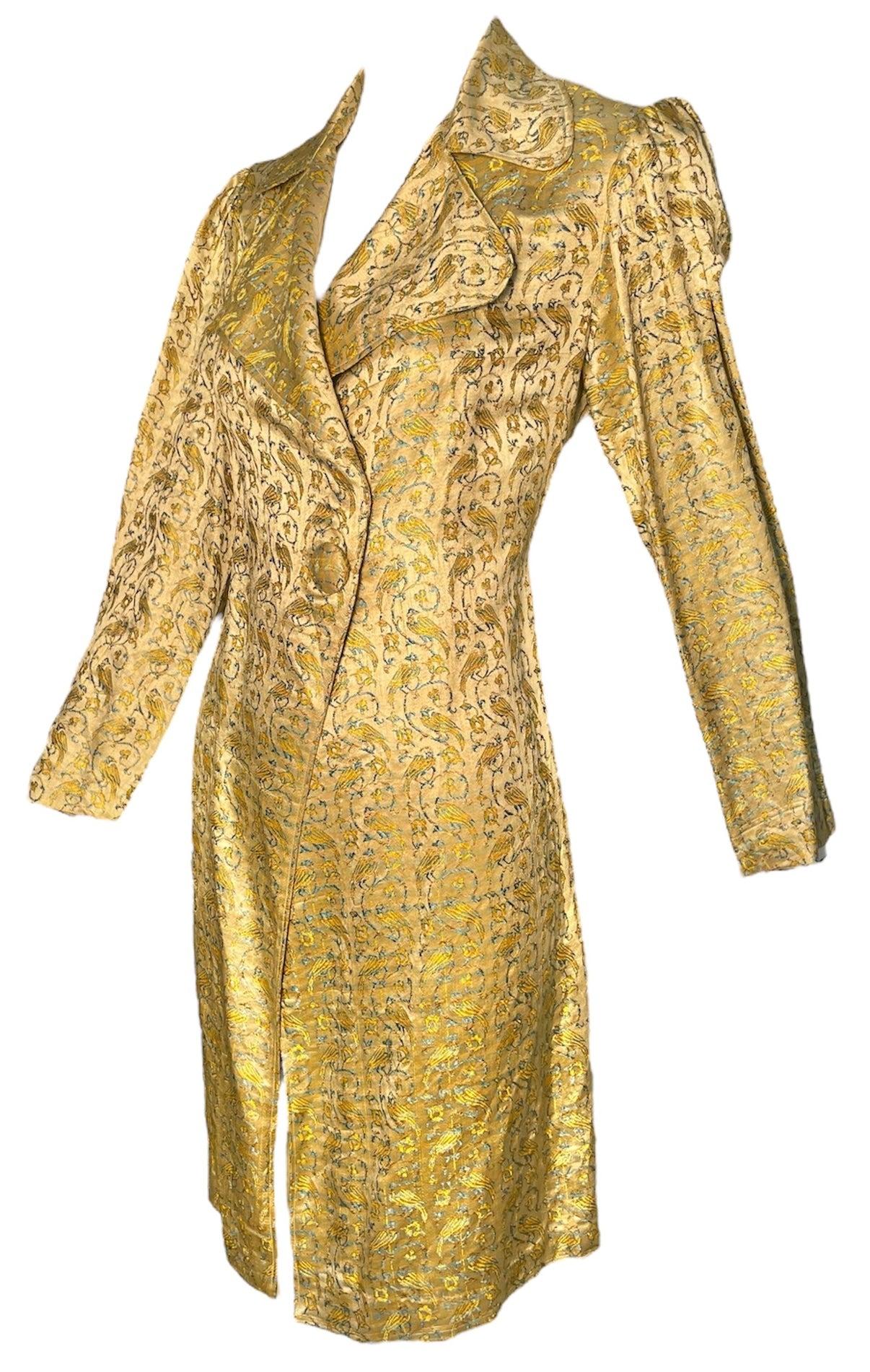 Fügen Sie Ihrer Garderobe mit unserem goldenen Lame Coat mit gewebtem Papageienmotiv aus den späten 1930er Jahren ein einzigartiges Stück hinzu. Diese Jacke hat ein wunderschönes Vogelmotiv, das in das goldfarbene Metallic-Lamé eingewebt ist. Das
