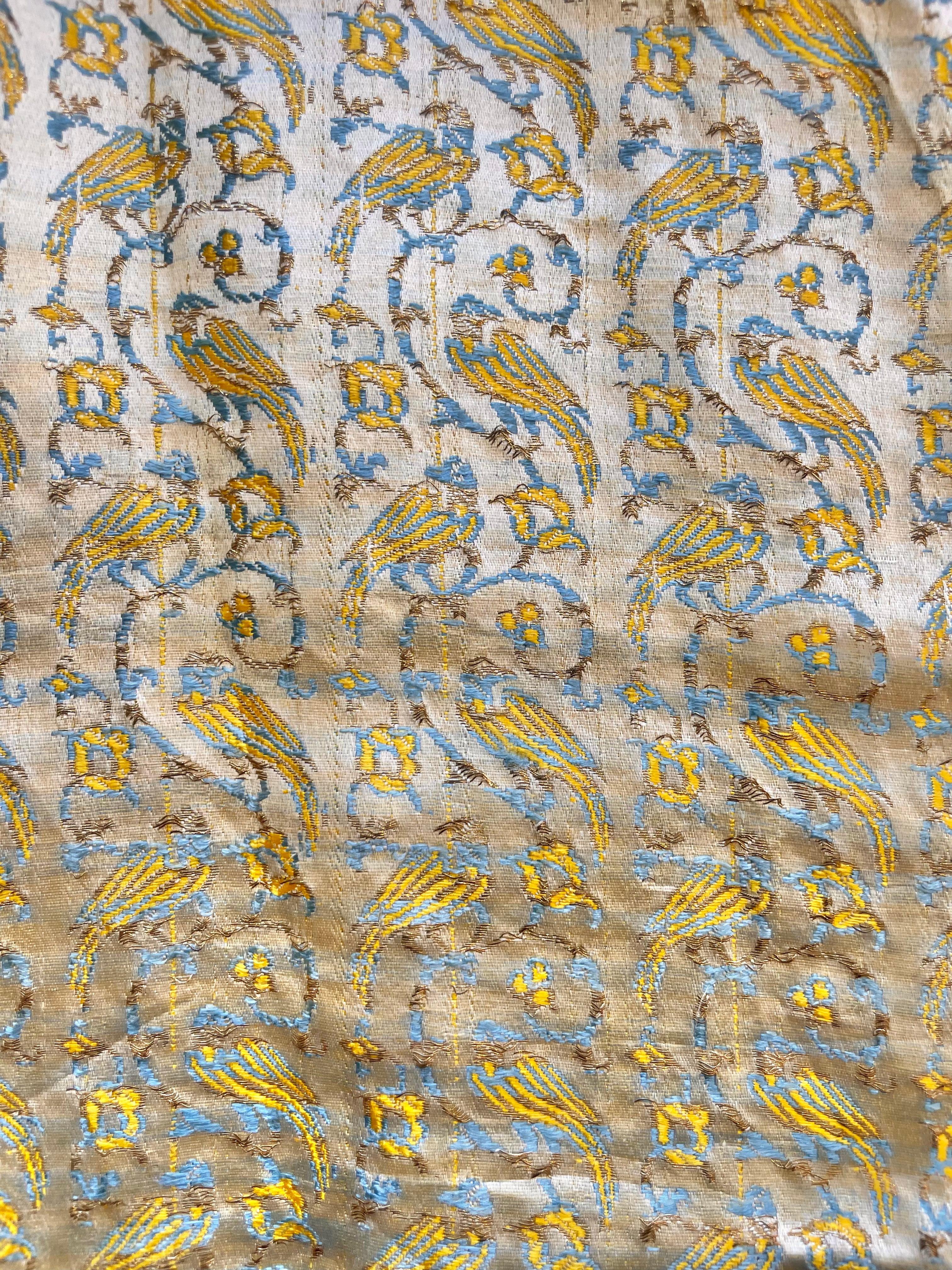 Lahmer Goldmantel mit gewebtem Papageienmotiv, 1930er Jahre im Zustand „Gut“ im Angebot in Los Angeles, CA