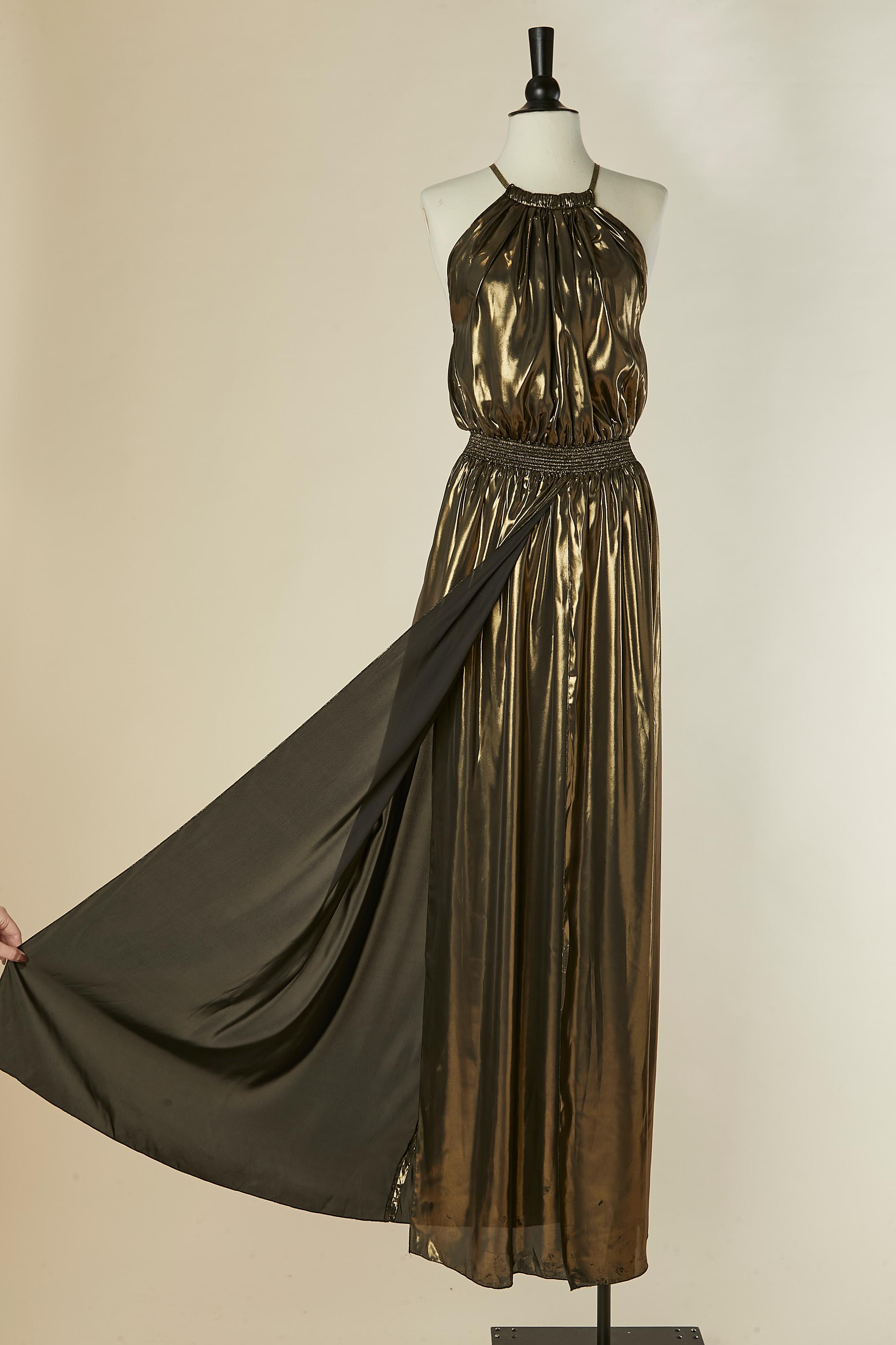 Robe de soirée en lamé or. Composition du tissu : 100% polyester. Enroulé sur le devant de la jupe. Bandoulière réglable. Smocks élastiques à la taille. 
TAILLE 40 (A&M) S/M 
