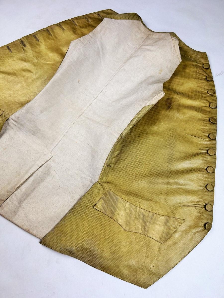 Gold lamé waistcoat - France Louis XV period Circa 1770 For Sale 9