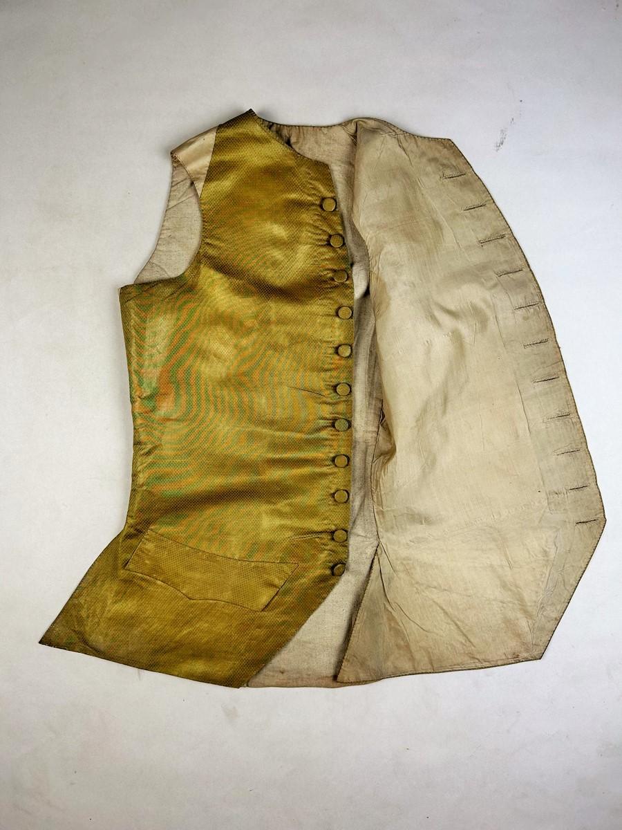 Gold lamé waistcoat - France Louis XV period Circa 1770 For Sale 10