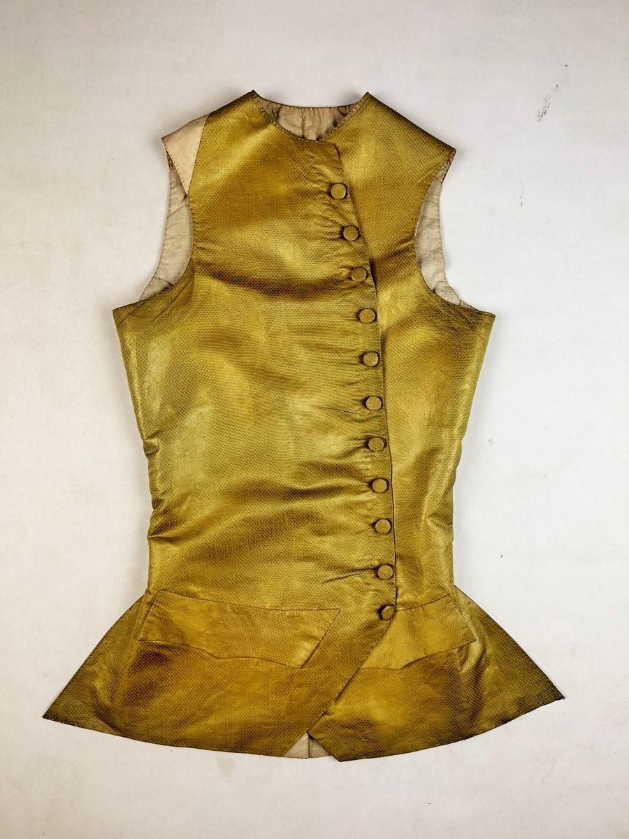 Gold lamé waistcoat - France Louis XV period Circa 1770 For Sale 11