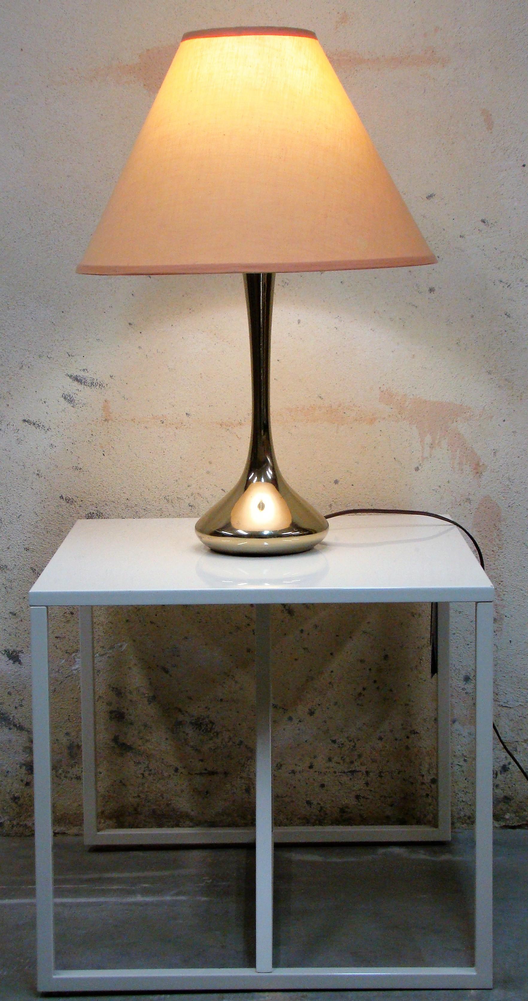 Beautiful brass laurel lamp base (shade not included) widely attributed to architect Gio Ponti. Fluid sculptural form, in Pontis' signature gold tones, is the perfect accent lamp for any Mid-Century Modern decor.

Overall height (24