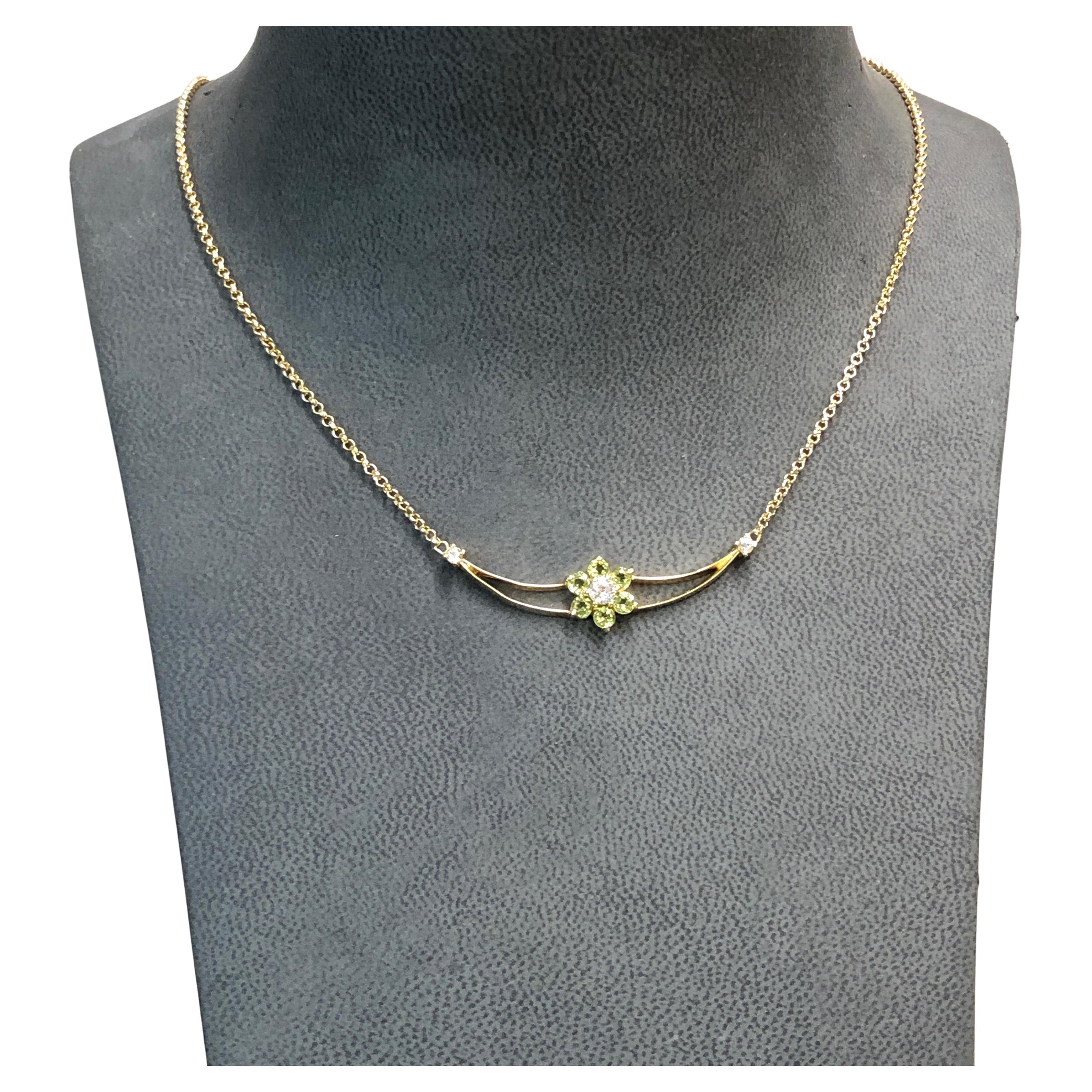 Art nouveau Collier pendentif lavallière en or avec trois diamants et six péridots en vente