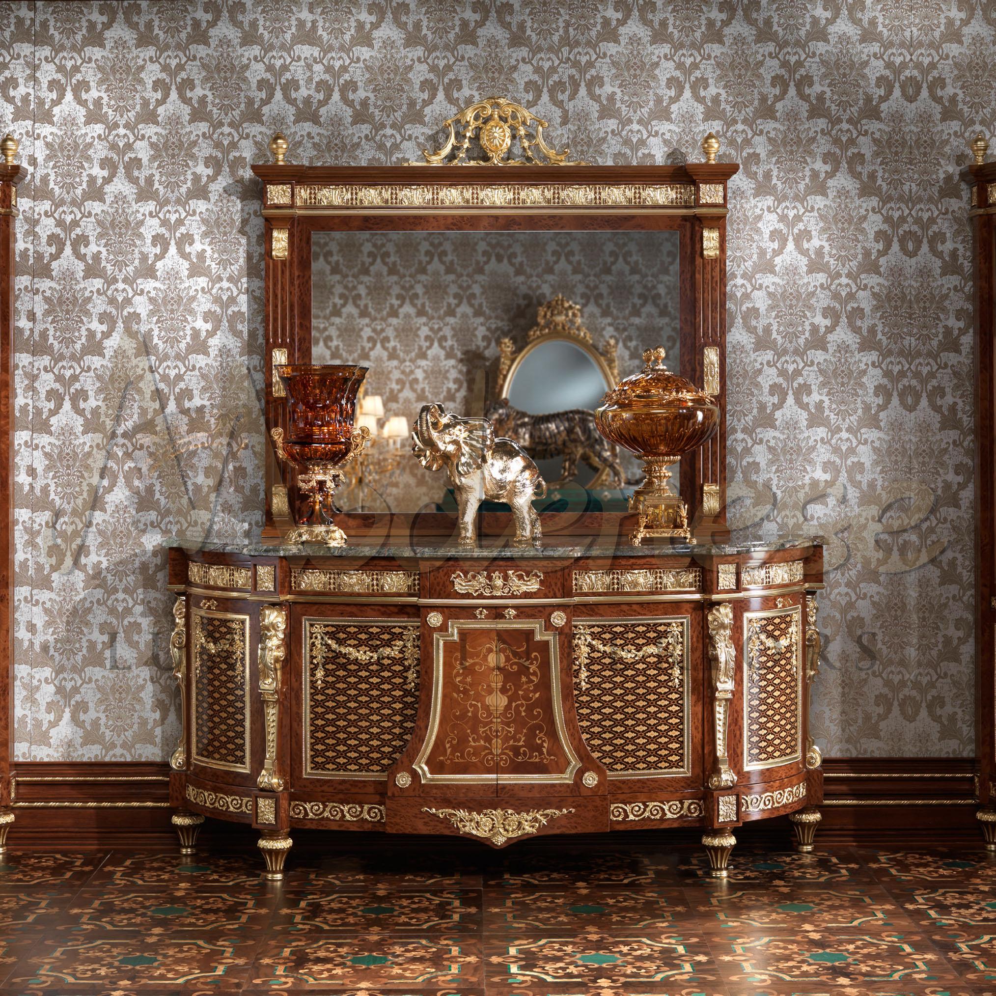 Dieser exquisite Klassiker repräsentiert die beste Qualität der luxuriösen italienischen Handwerkskunst. Unser klassisches barockes Beistelltischchen aus Massivholz, veredelt mit Bruyereplatten, handgefertigten Intarsien, einer Platte aus grünem