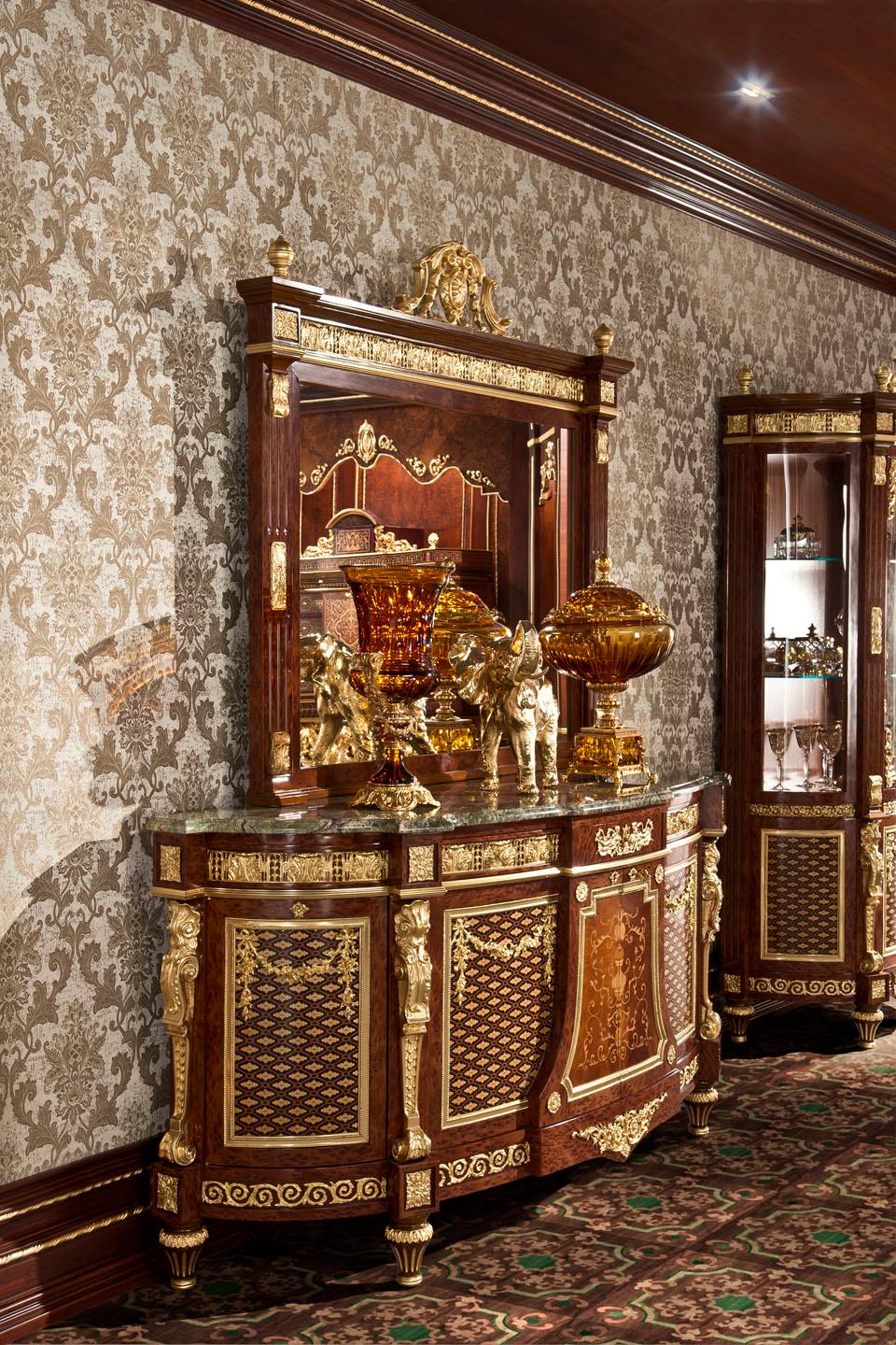 Gold Leaf and Radica Inlays Sideboard by Modenese Interiors In New Condition For Sale In PADOVA, Italy