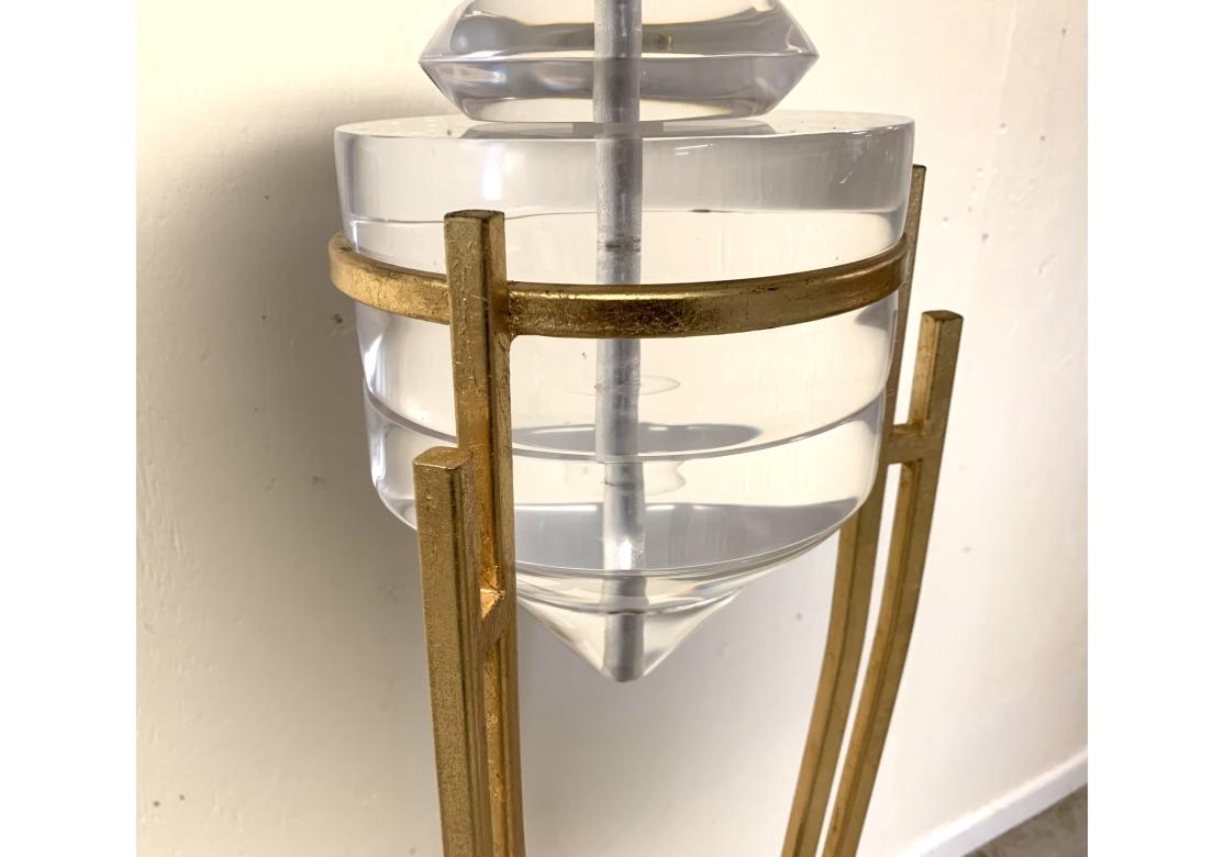 Blattgold-Stehlampe aus Eisen und Lucite im Art-déco-Stil (Art déco) im Angebot