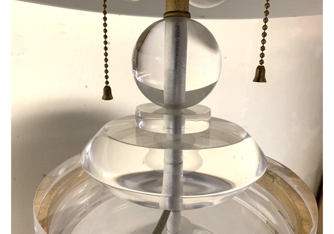 Blattgold-Stehlampe aus Eisen und Lucite im Art-déco-Stil im Zustand „Gut“ im Angebot in Bridgeport, CT
