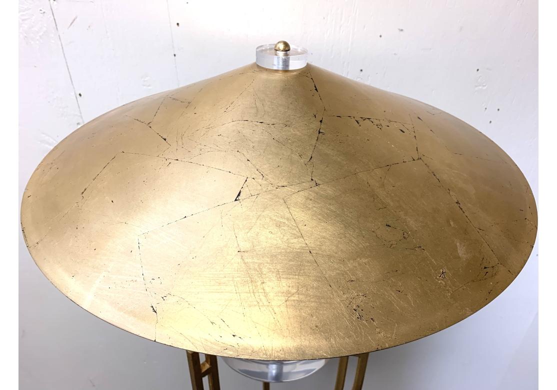 Blattgold-Stehlampe aus Eisen und Lucite im Art-déco-Stil im Angebot 1