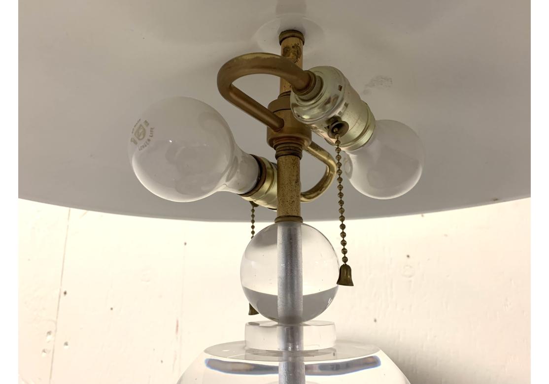 Blattgold-Stehlampe aus Eisen und Lucite im Art-déco-Stil im Angebot 3