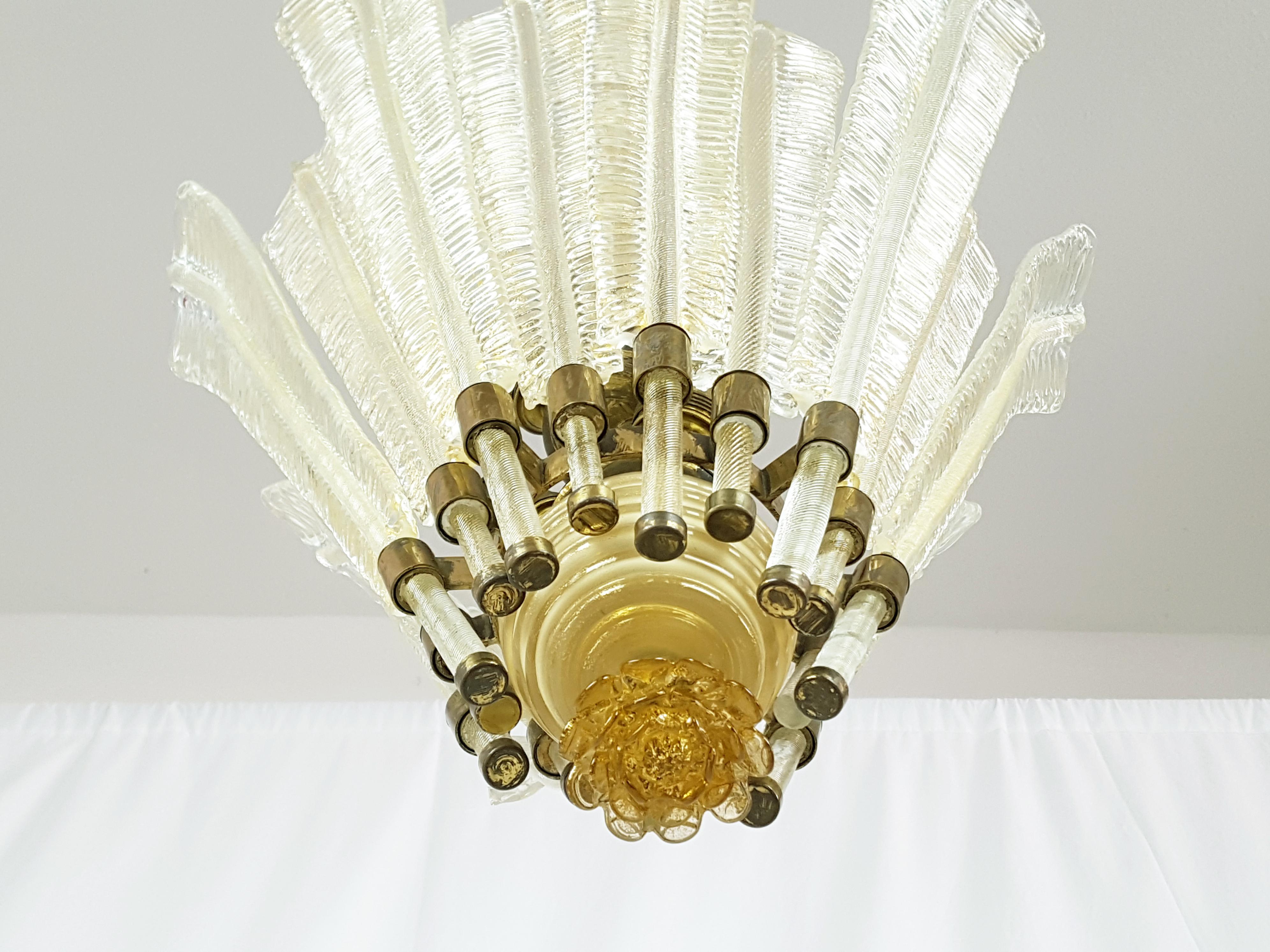 Gold Leaf, Beige Murano Glass & Brass 1933 Chandelier by Venini In Good Condition In Varese, Lombardia