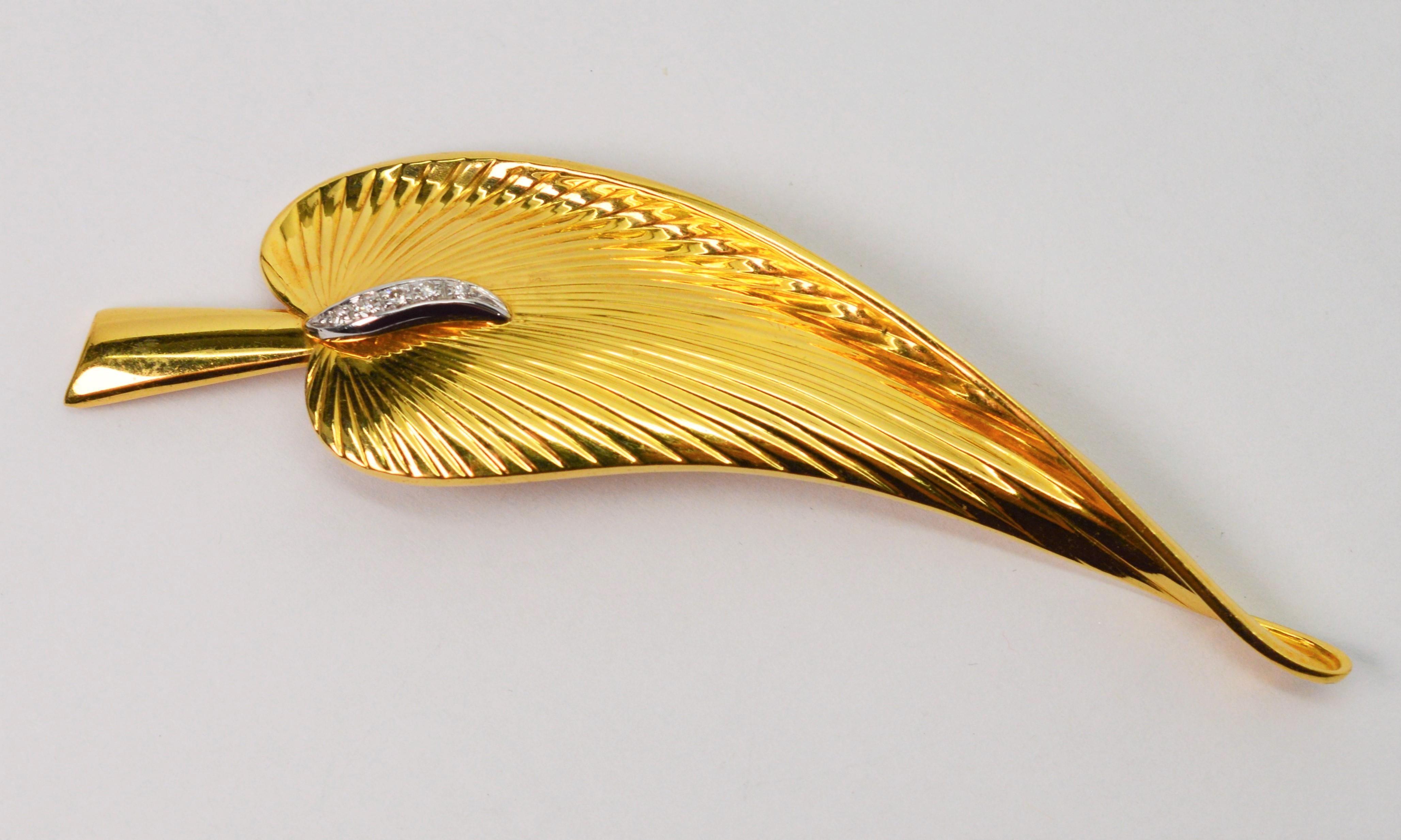 Diese schicke Blattnadel aus 18-karätigem Gelbgold ist makellos gestaltet und immer modisch. Sie verleiht jedem Ensemble einen eleganten und dramatischen Farbtupfer. Appointed mit fünf runden Zacken gesetzt Diamant Akzente, 0,06 Karat Gesamtgewicht,