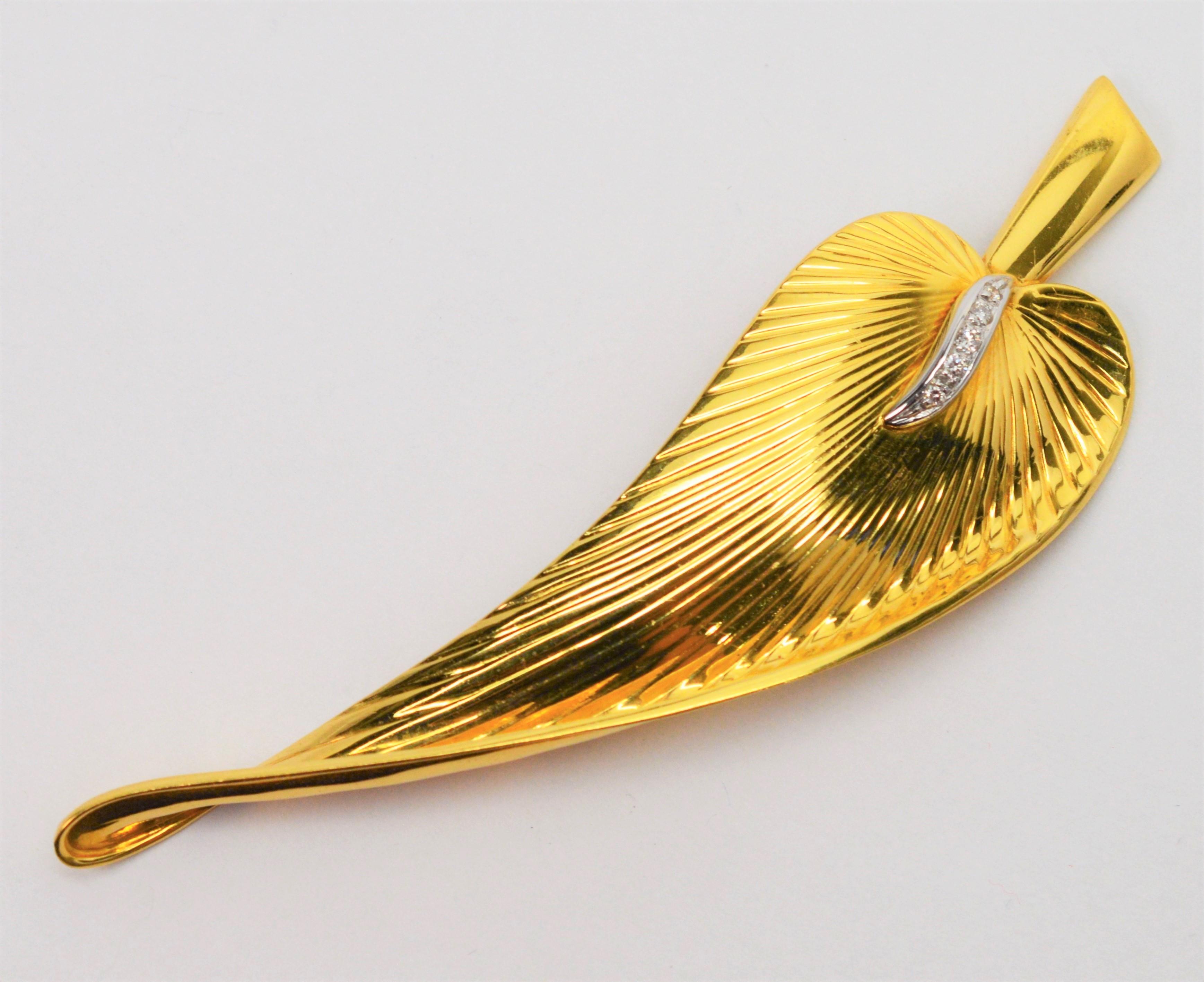 Blattgold-Brosche mit Diamant-Akzenten (Rundschliff)