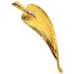 Blattgold-Brosche mit Diamant-Akzenten