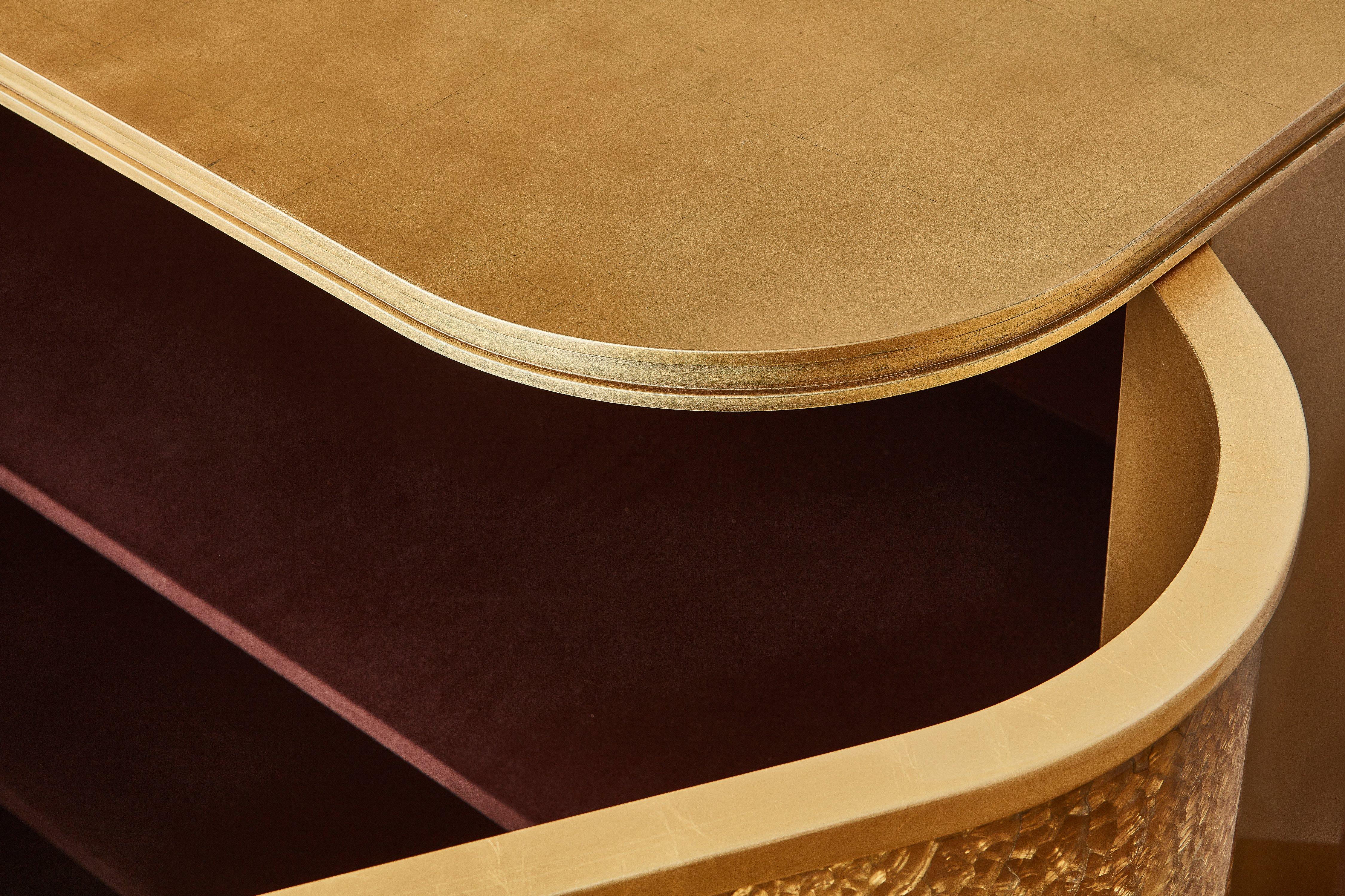 Mobile in foglia d'oro con pannelli decorativi in vetro frantumato, personalizzabile in vendita 1