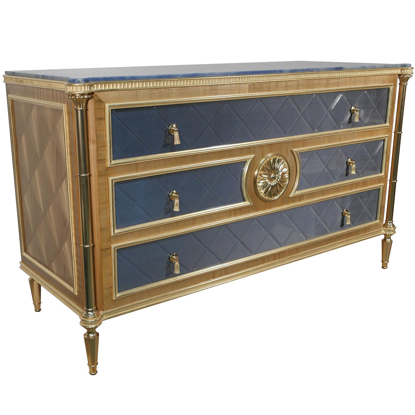 This solid wood chest of drawers is characterized by an extravagant design, boasting a glossy finish and natural straw veneer accents. Opulent brass accents flaunt a 22-karat gold-plated finish and the 22-karat gold leaf accents feature a light