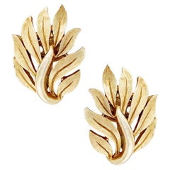 Boucles d'oreilles en forme de pendule en feuille d'or par Crown Trifari, années 1960