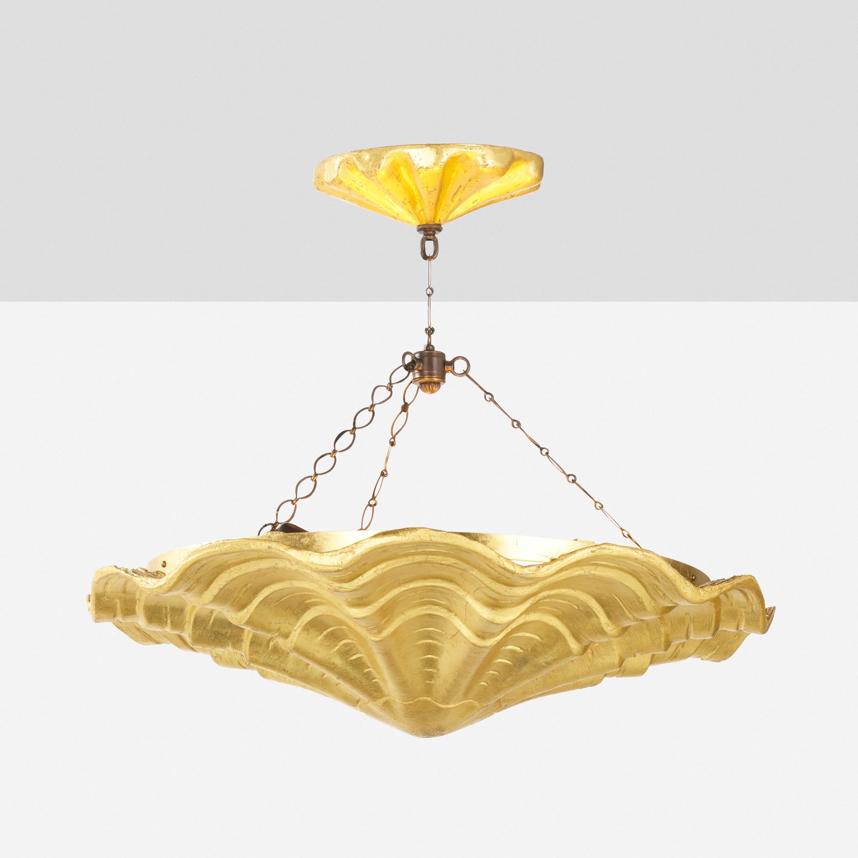 Lustre en résine Gold Leaf Coquille d'après Tony Duquette par Remains Lighting
Il s'agit d'une réédition du modèle des années 1940 par Remains Lighting.




 