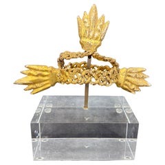 Fragmento de escultura de corona en pan de oro sobre base gruesa de lucita, S. XIX